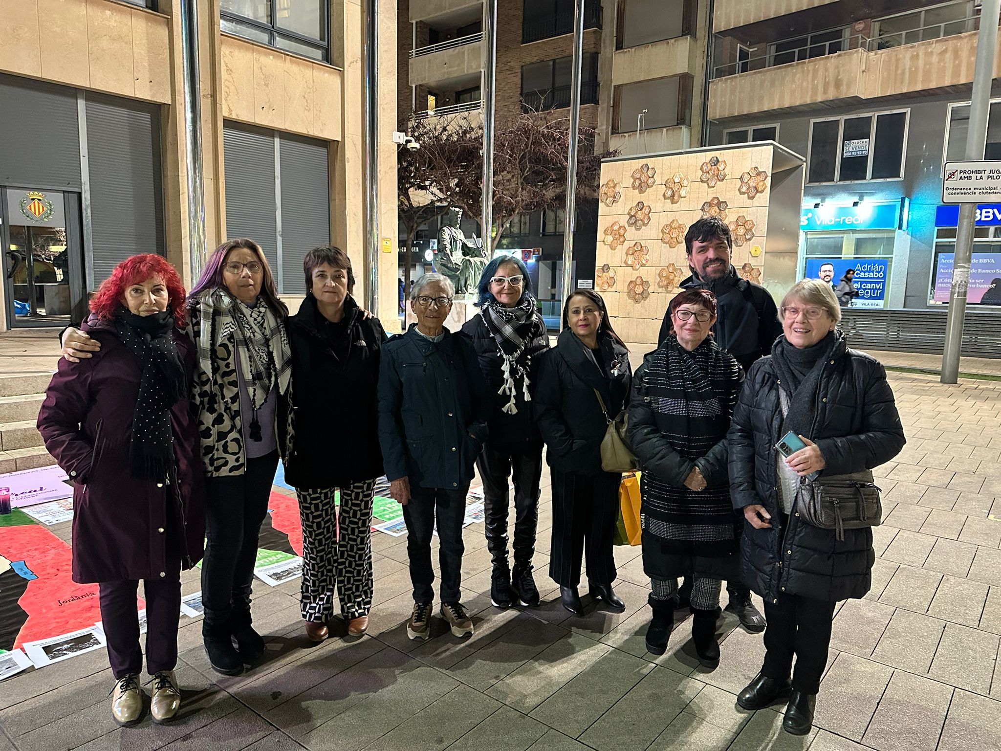 Grup de dones de vila-real i dones de negre. Red internacional de dones de negre construin la Pau