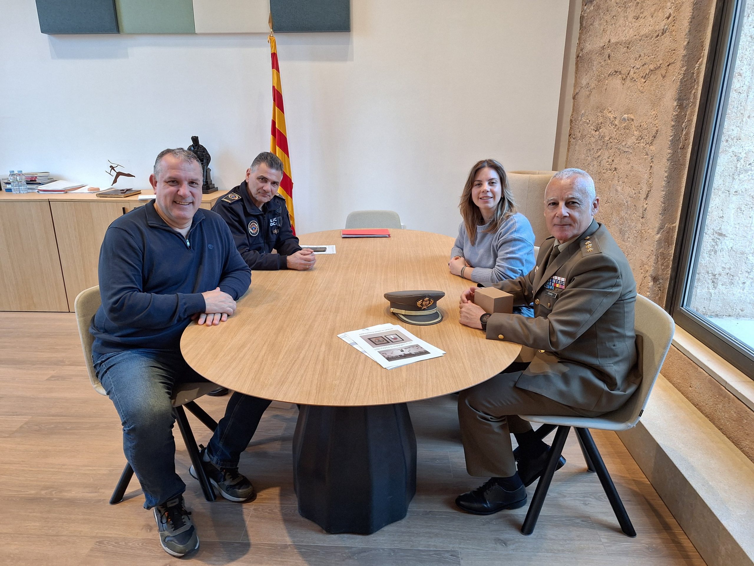 L’alcaldessa de Betxí, Carla Nebot, rep al Subdelegat de Defensa en una visita institucional