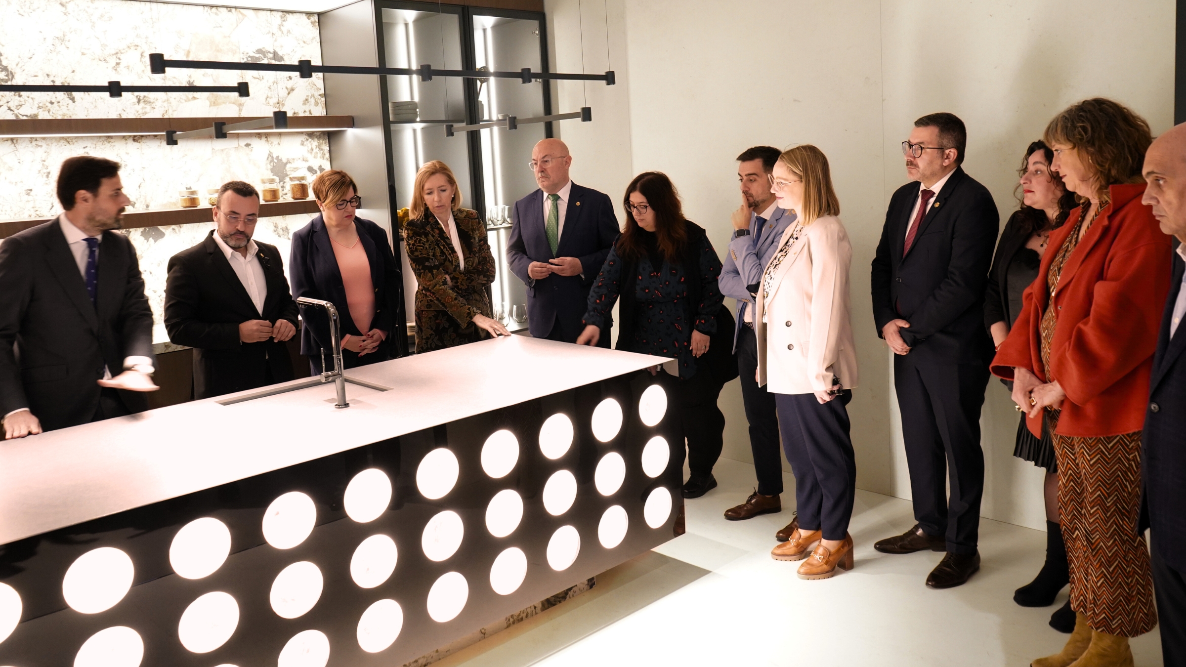 Benlloch destaca la capacitat d’adaptació i l’aposta per la innovació i l’excel·lència de Porcelanosa durant la visita a la seua XXXI Mostra Internacional