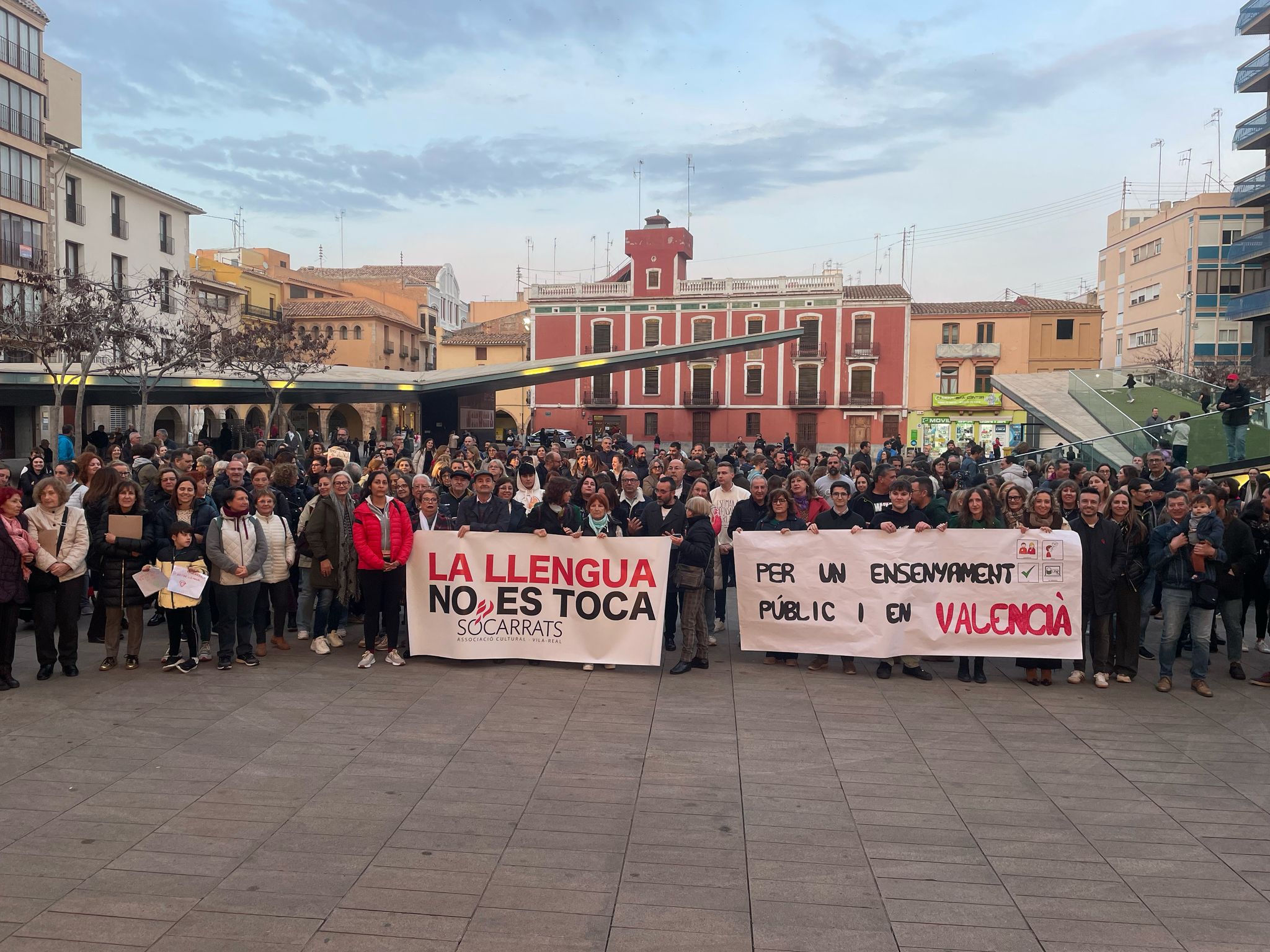 Parlem amb Reyes Aymerich membre del col·lectiu plana baixa famílies pel valencià