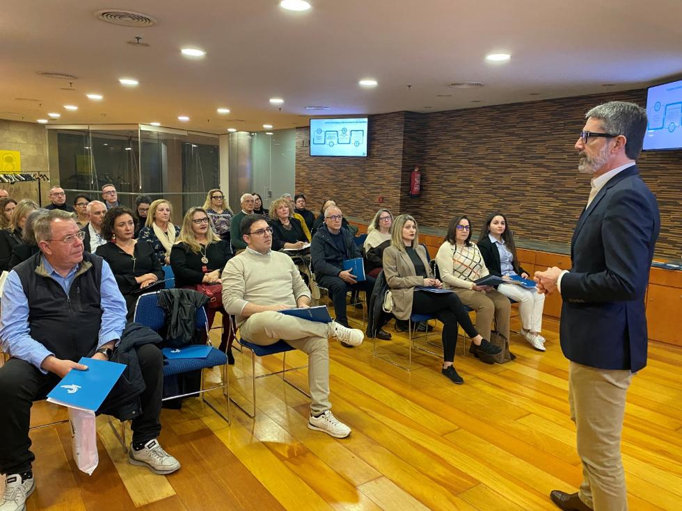 El aeropuerto de Castellón presenta su catálogo de rutas para la campaña de verano a las agencias de viajes de la provincia