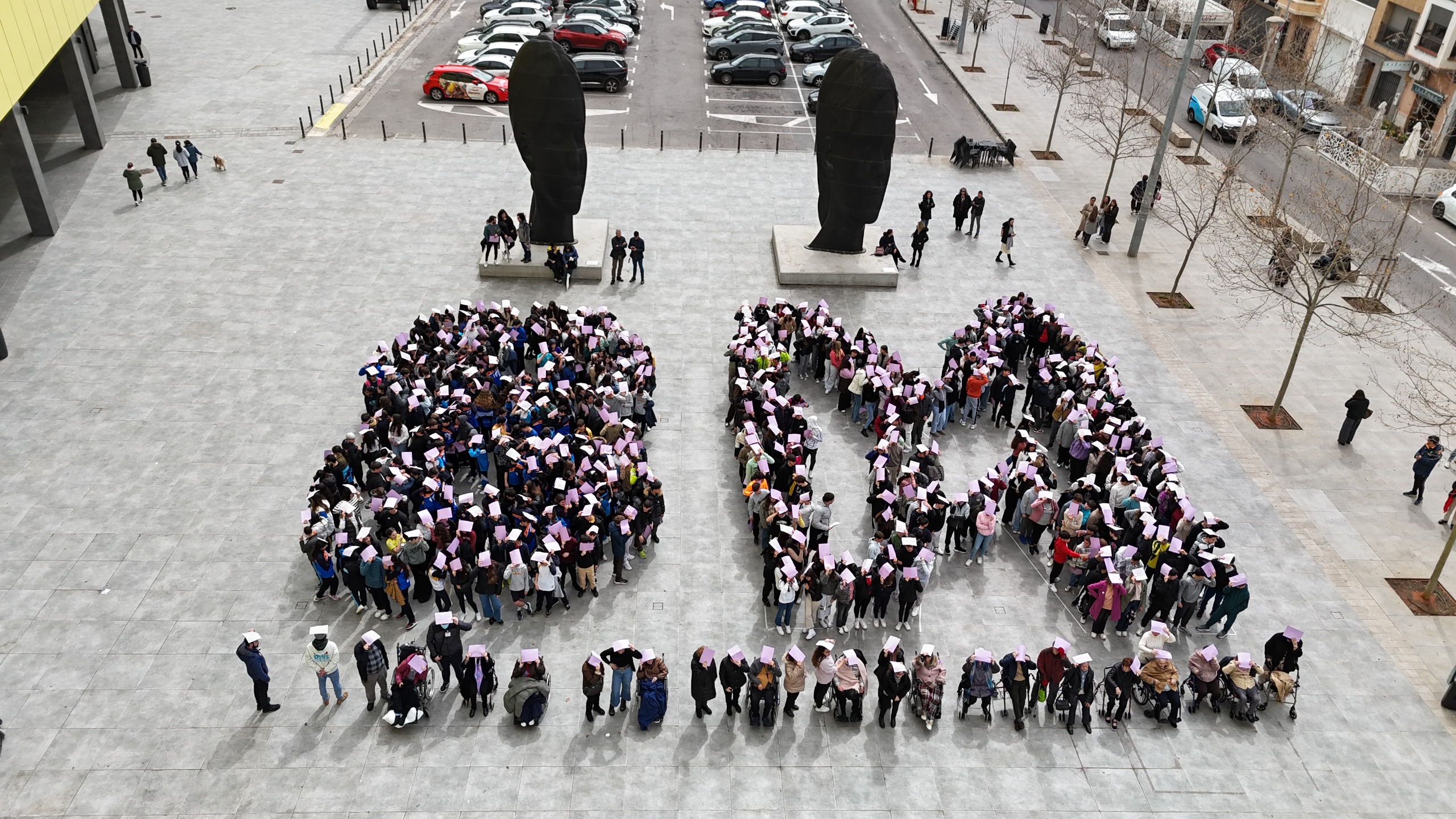 600 persones conformen un 8M gegant que tanca la programació de la dona a Vila-real