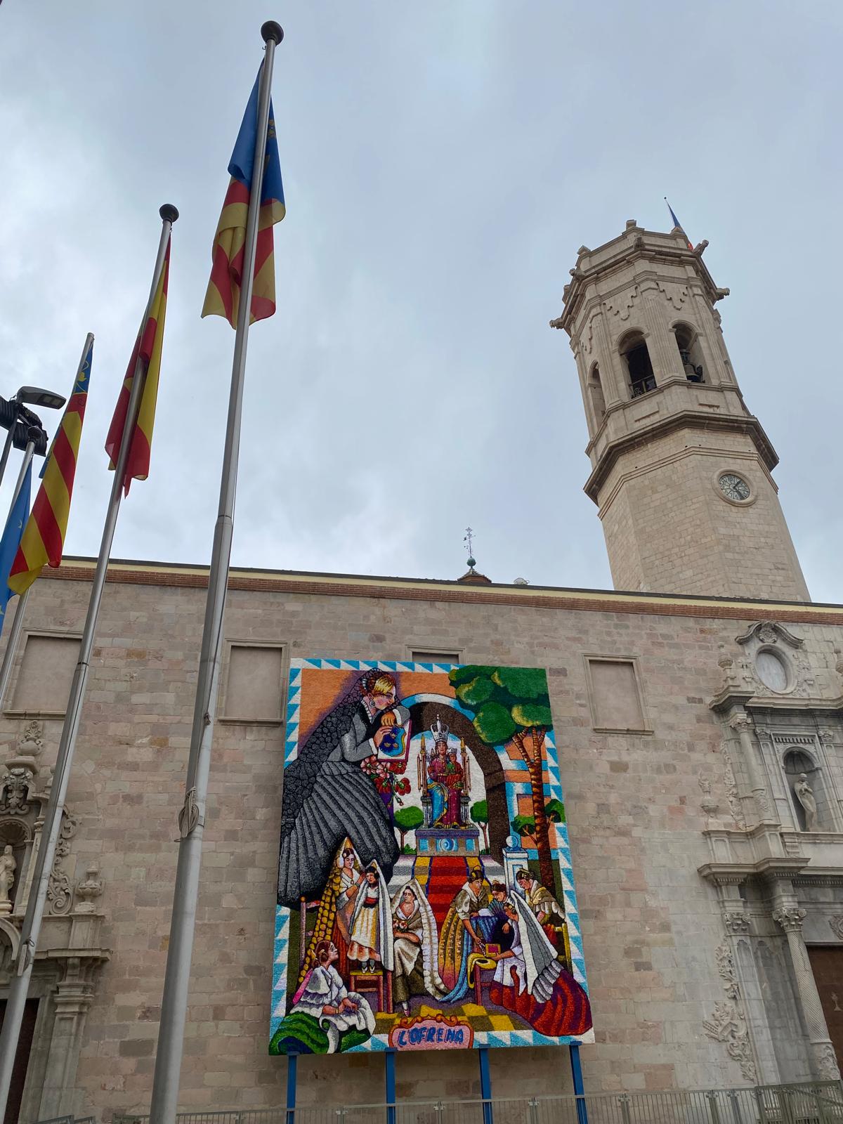 La Basílica del Salvador llueix el tapís de les Falles 2025 obra de Juan Dualde