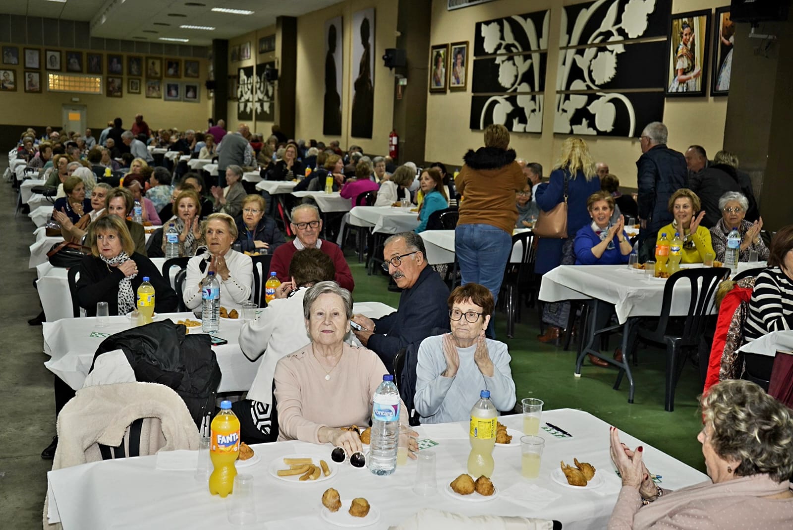 Els majors de Burriana gaudeixen d’una vesprada festiva amb bunyols i ball en el Llar Faller