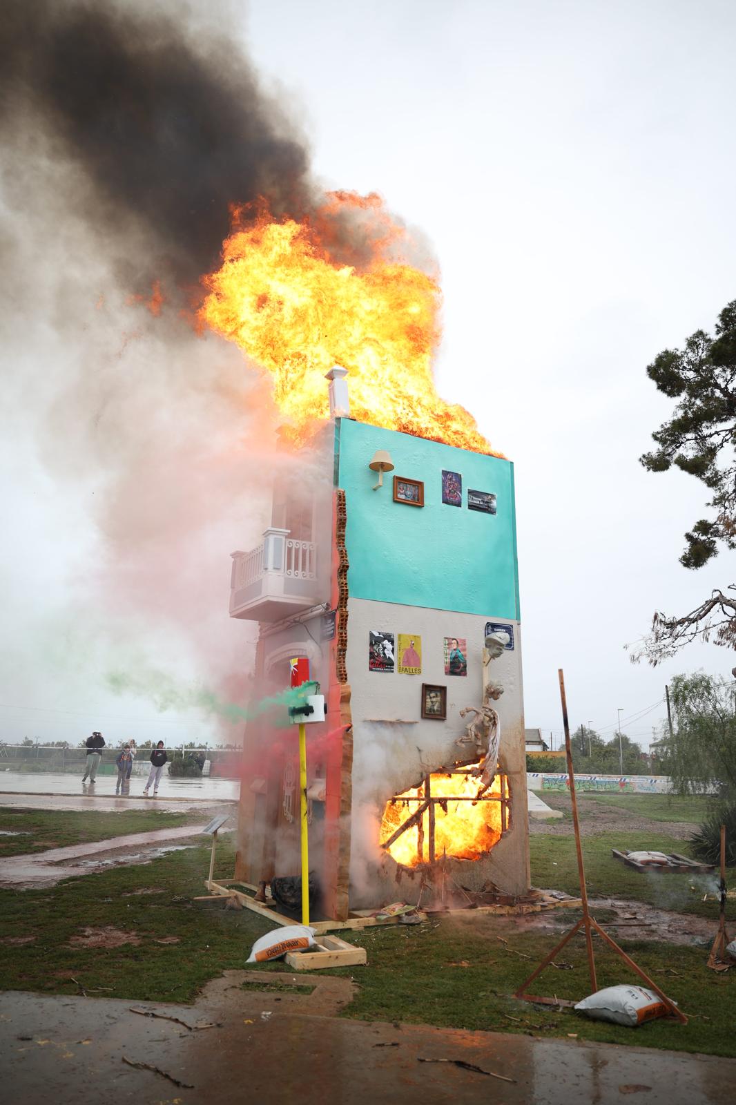 Les Reines Falleres de Burriana visiten els monuments fallers escolars
