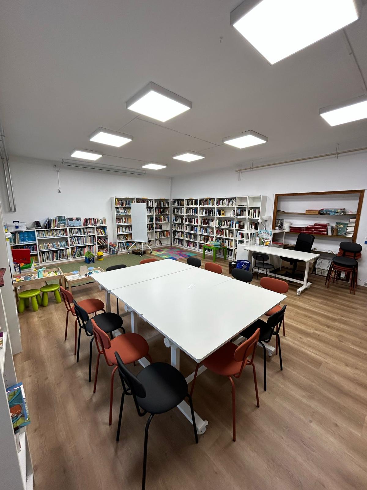 Vistabella renova el mobiliari de la biblioteca municipal