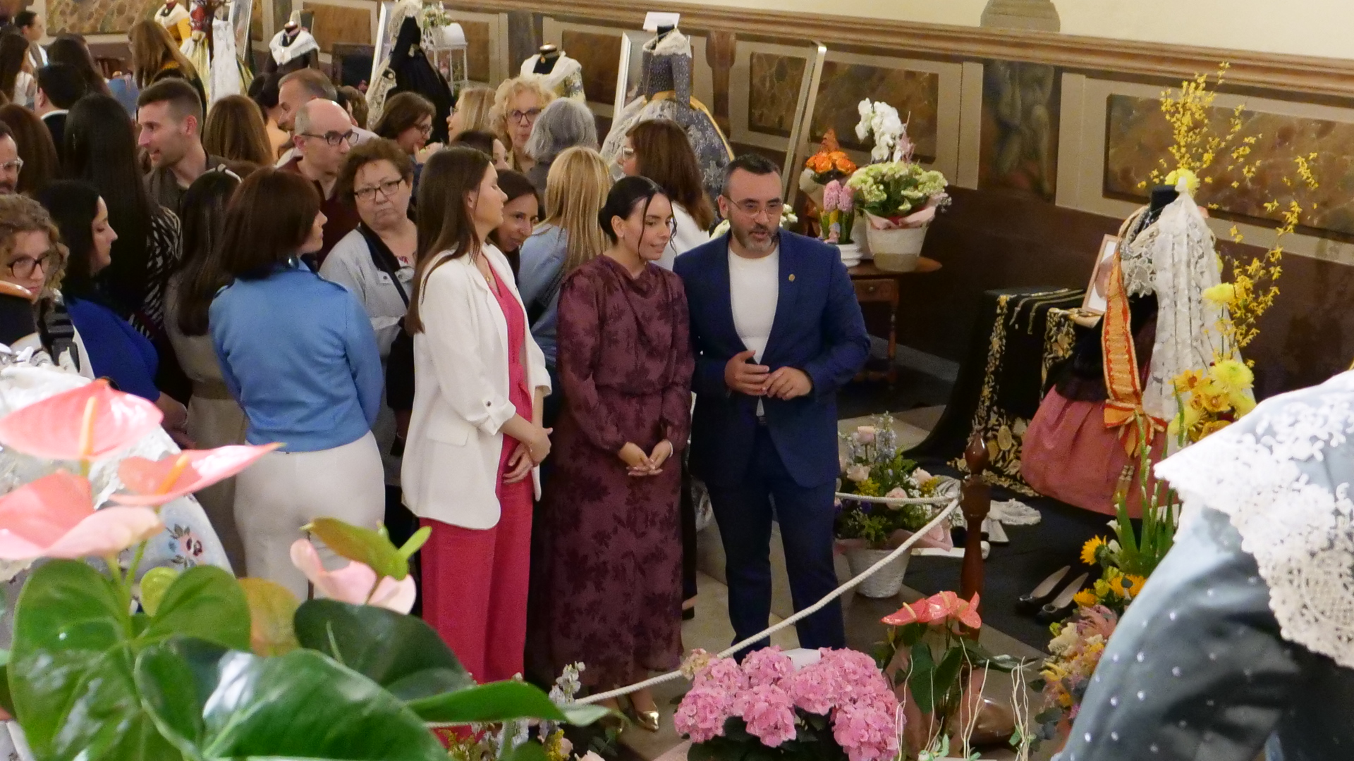 L’alcalde i membres de la corporació visiten el manifest de la reina i dames de 2025