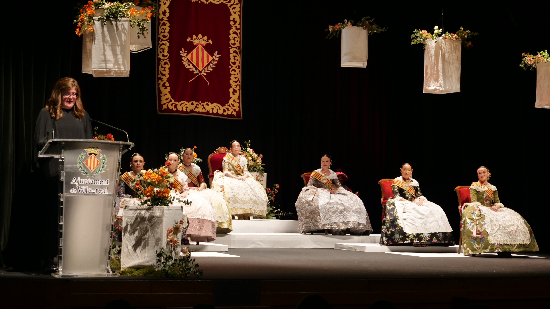 Vila-real inicia el compte enrere per a les festes amb el pregó i imposició de bandes a la reina Nadia Alba i les seues dames