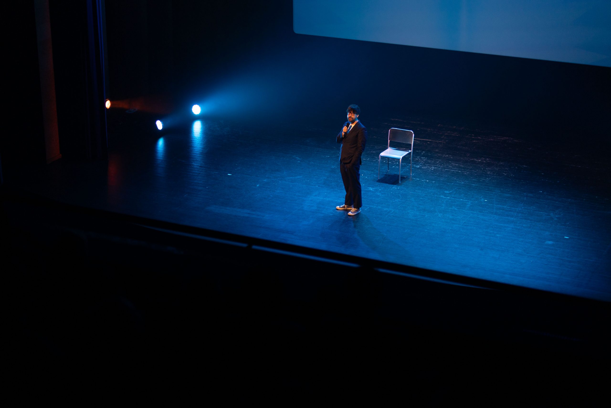 Luis Piedrahita pone en pie al Teatro Payá con “Apocalípticamente correcto”