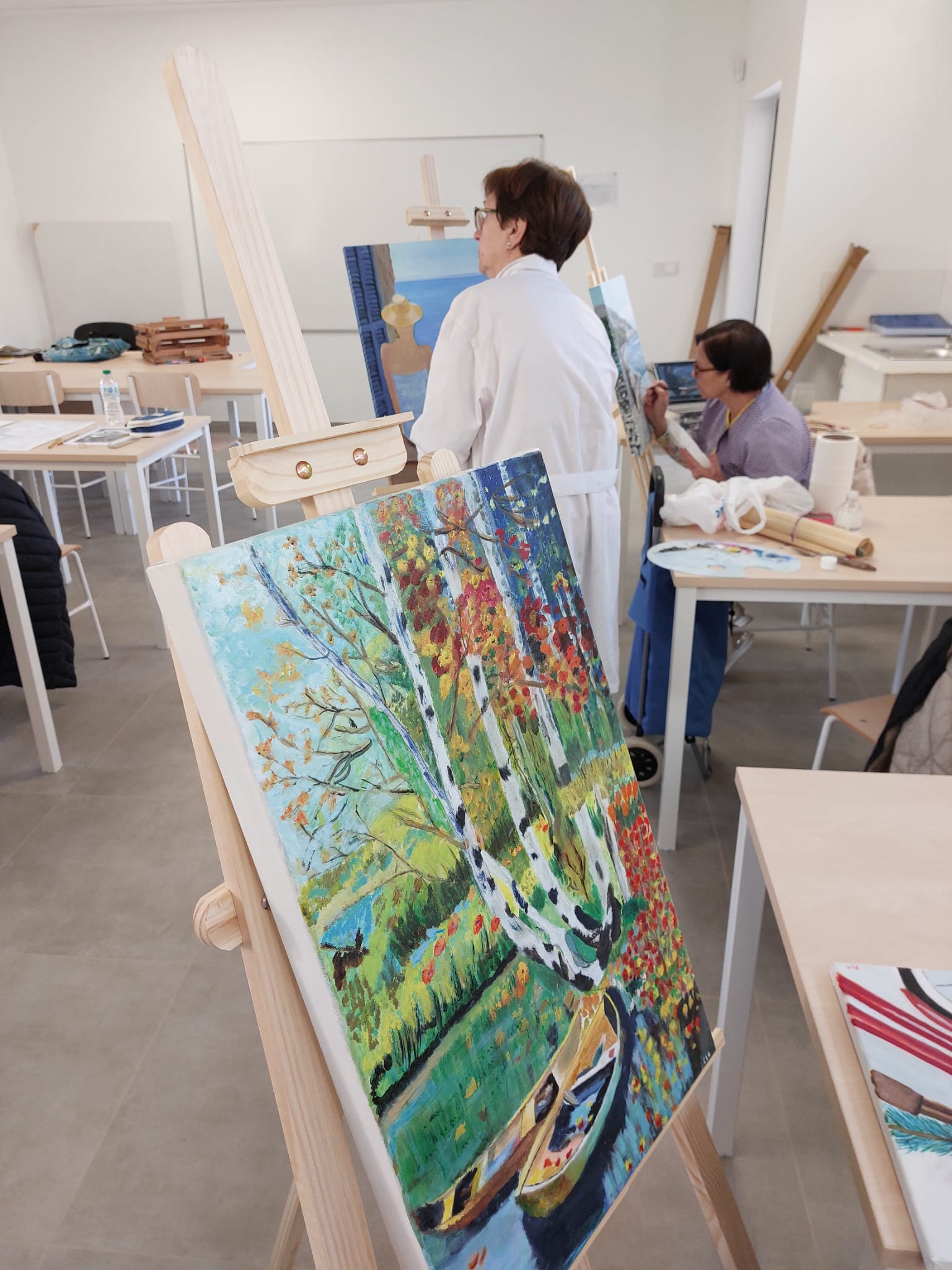 Vilafamés dona cavallets de pintura a l’Escola d’Adults de Sedaví