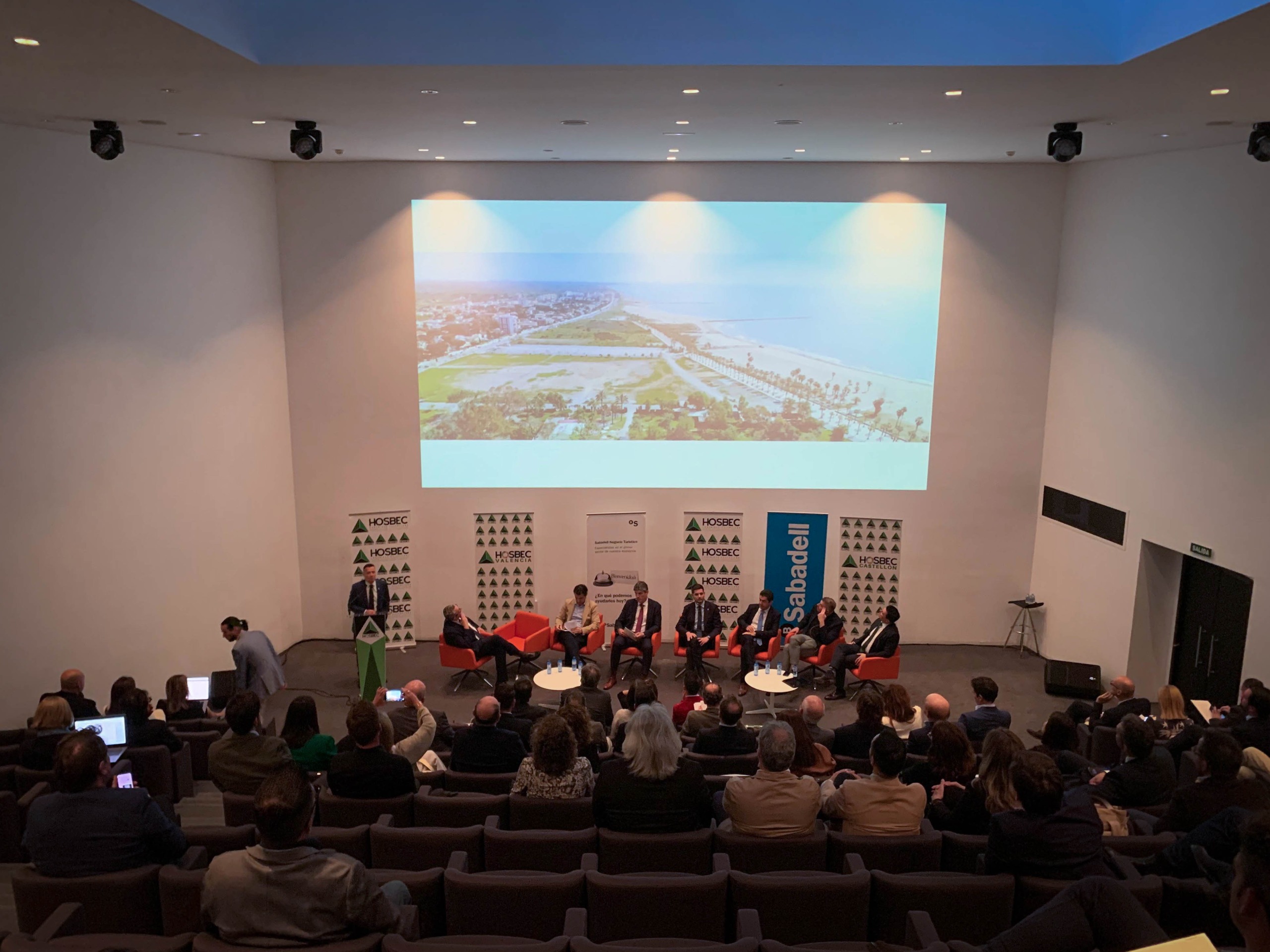 Monferrer: “Burriana travessa el moment perfecte per a atraure inversions a causa de la gran transformació que s’està produint en la nostra façana marítima”