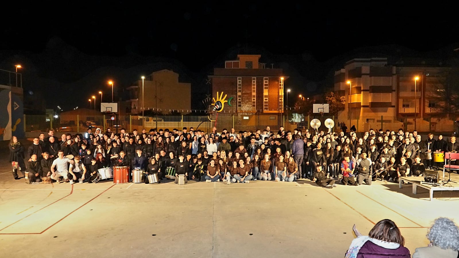 Gran acolliment de l’espectacle solidari «Tribut als Joves Voluntaris de la DANA»