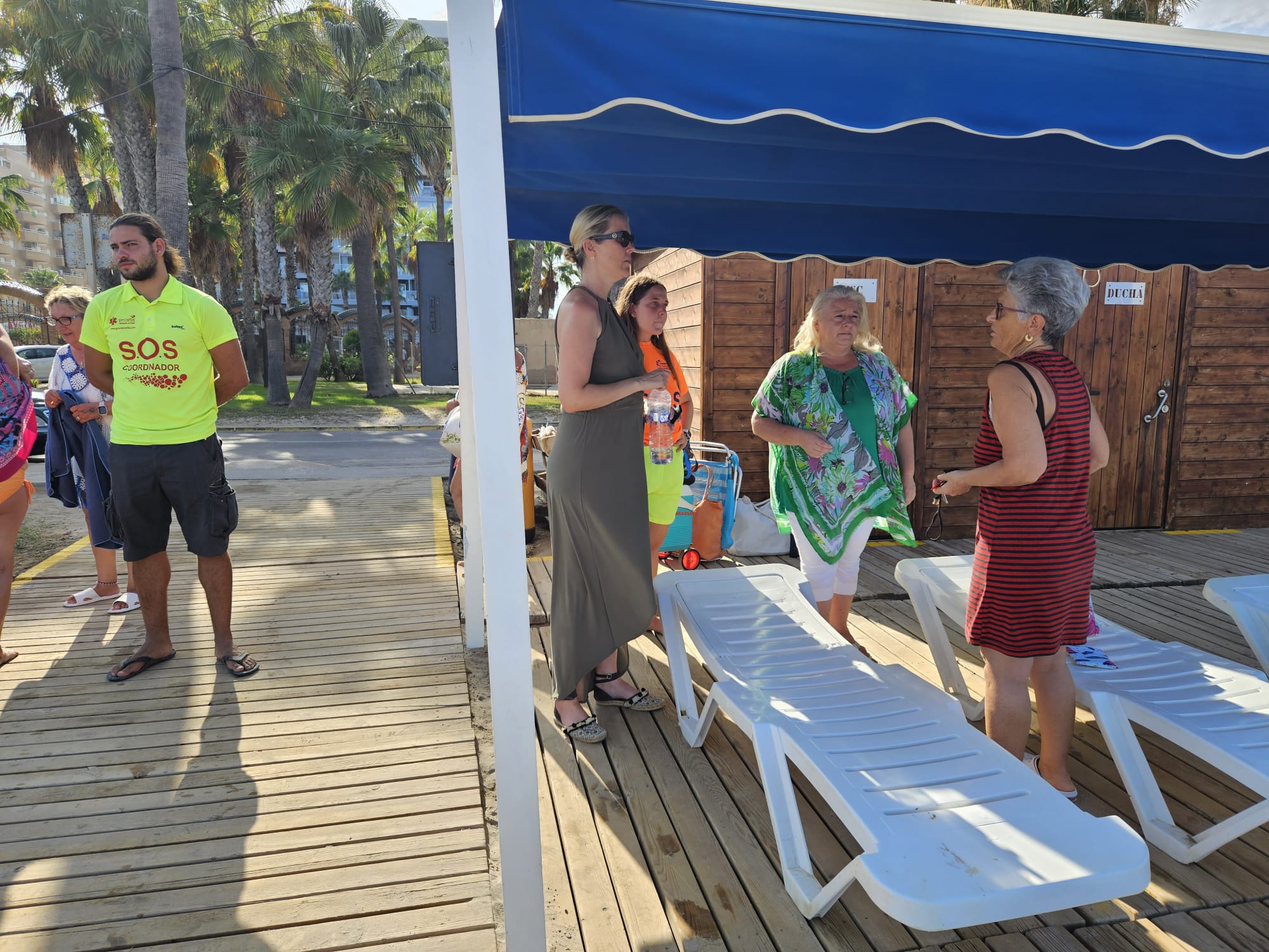 Oropesa del Mar instala pasarelas, duchas y Lavapiés con el objetivo de acondicionar sus playas para la temporada alta