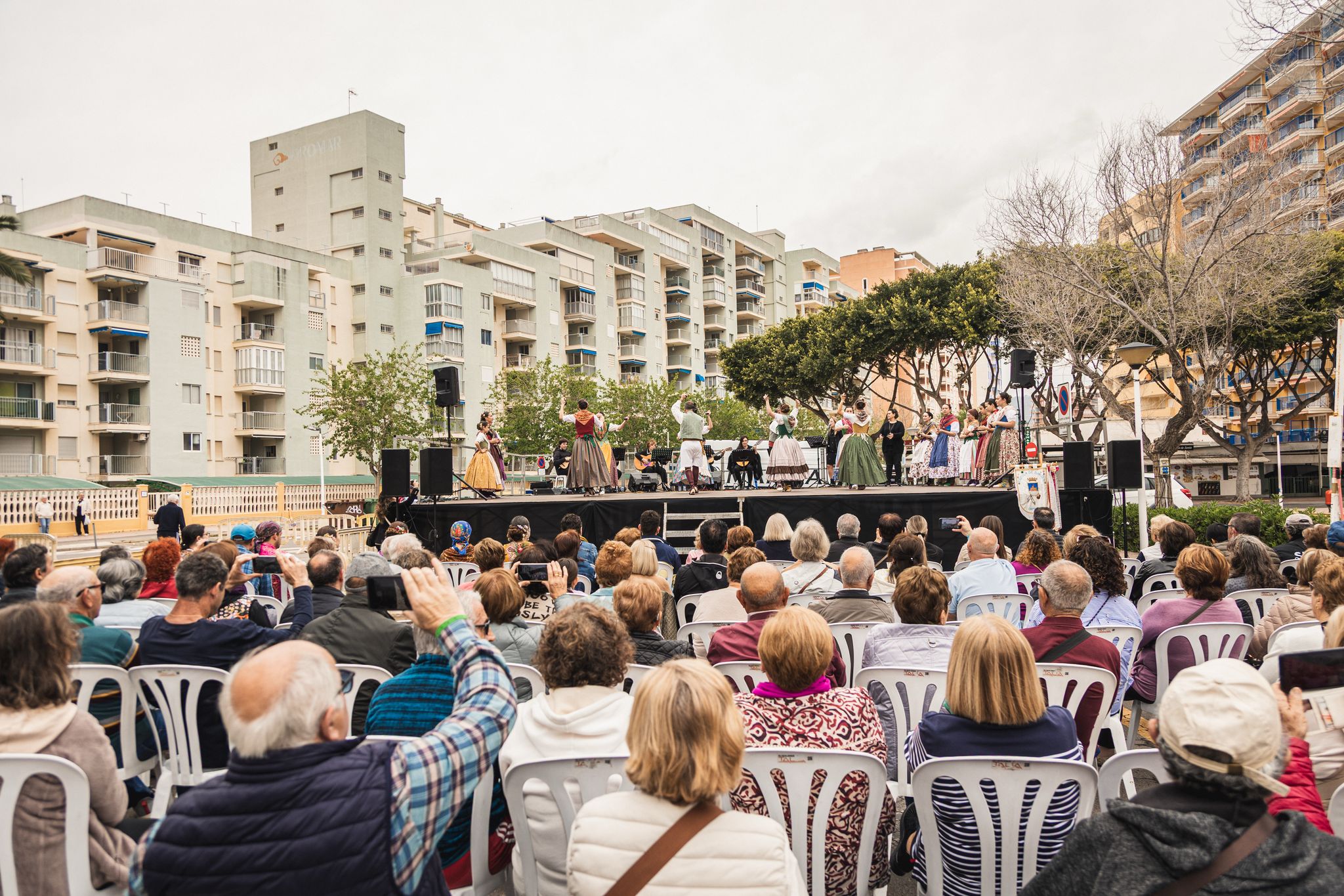 Oropesa del Mar celebra la Pascua con una actuación de danzas tradicionales en la Playa de La Concha