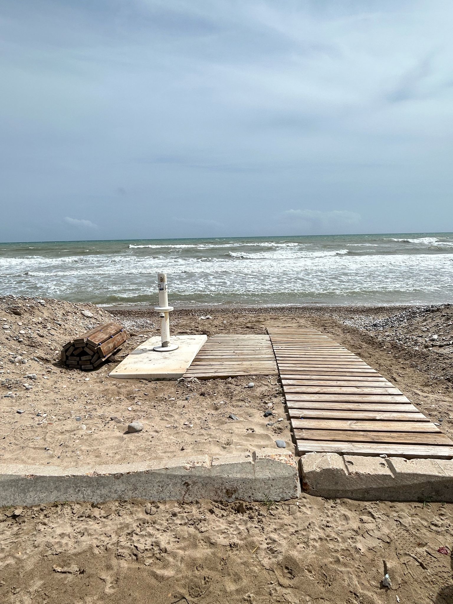 Oropesa del Mar garantiza la presión de agua en los lavapiés de sus playas con una nueva conexión a la red de agua desalada