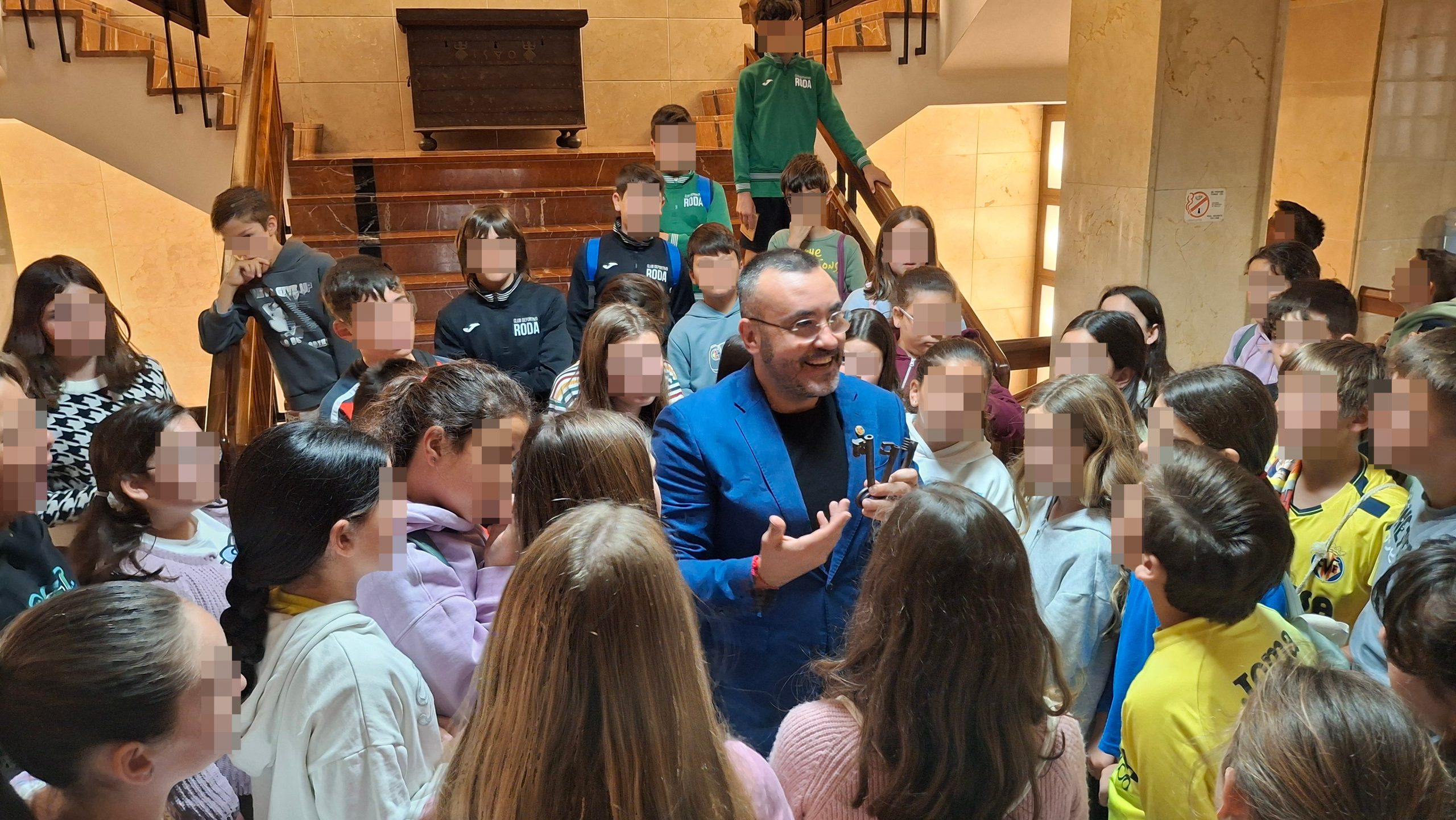Alumnat de 5é i 6é de Primària d’Angelina Abad visiten el consistori per a conéixer el funcionament de l’Ajuntament