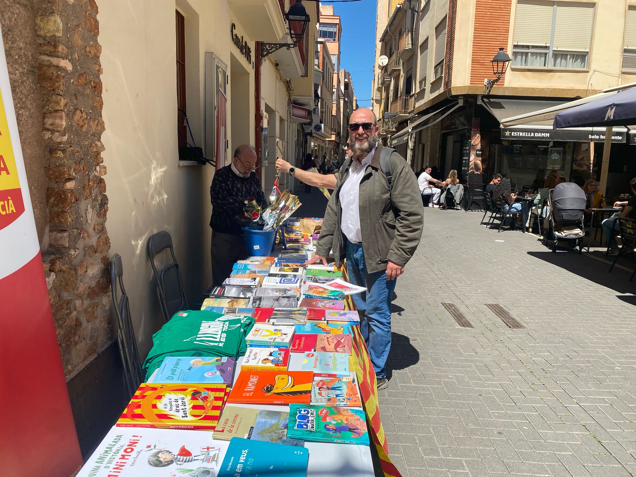 Cortells visita el punt de venda de llibres d’Acció Cultural