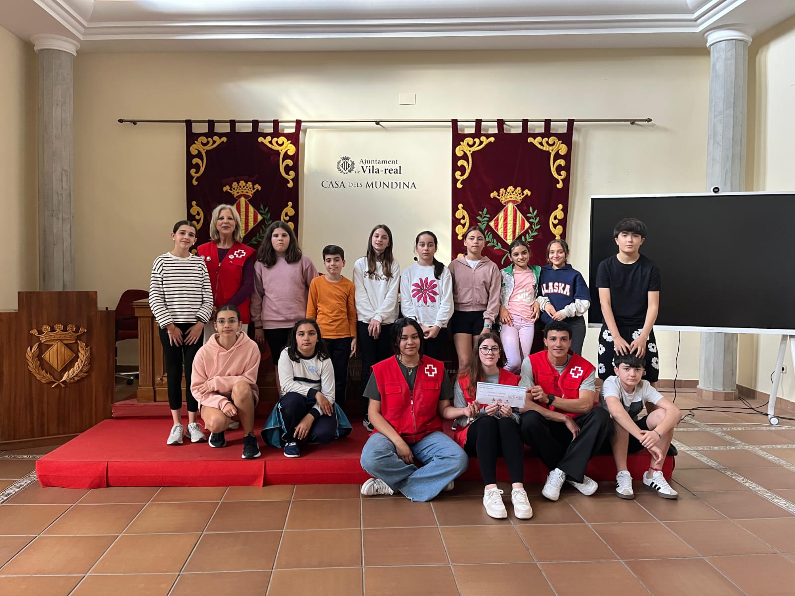 El Consell de Xiquets i Xiquetes entrega a Creu Roja la recaptació del berenar solidari