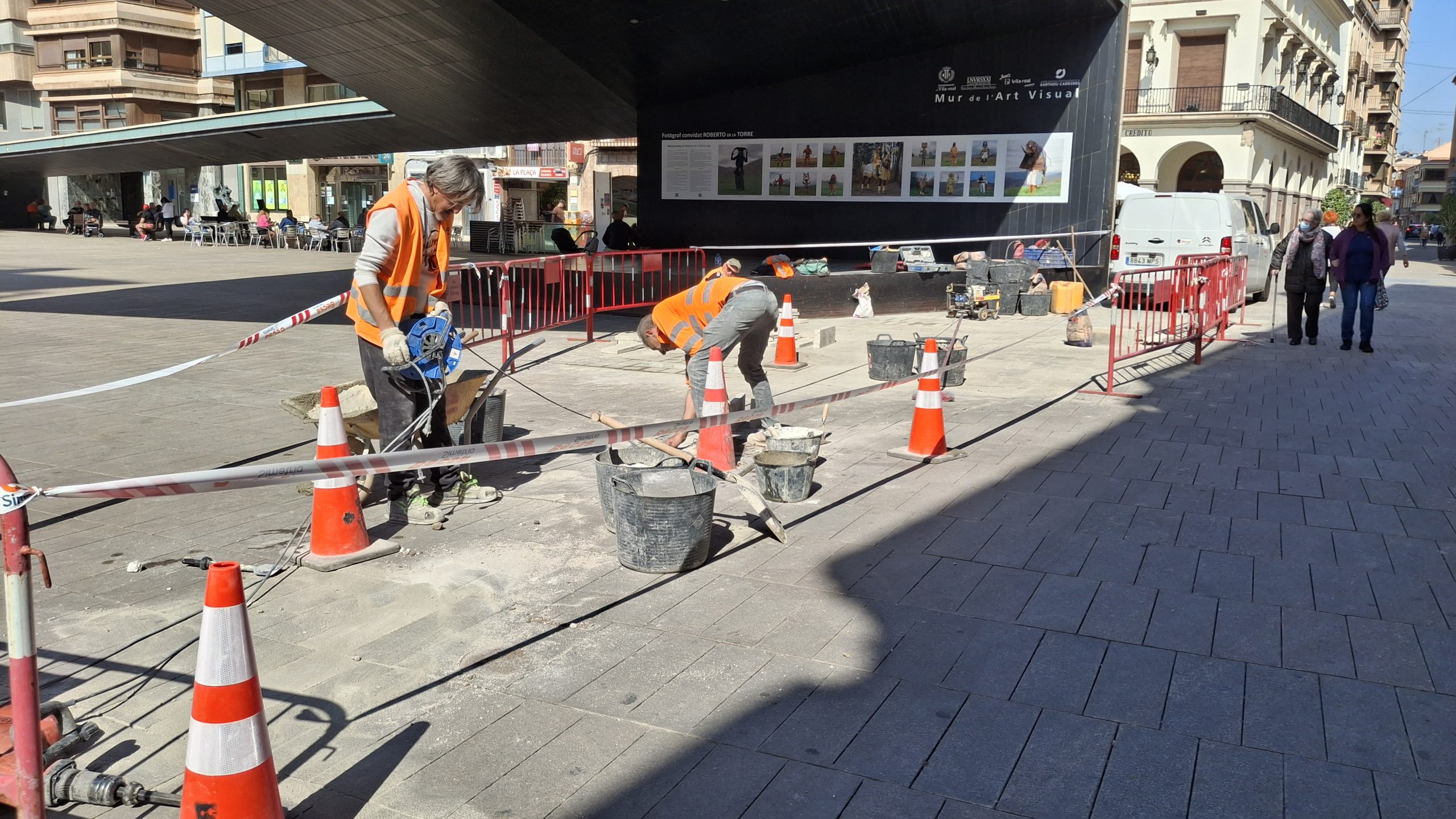 Vila-real reposa les peces més danyades de la plaça Major