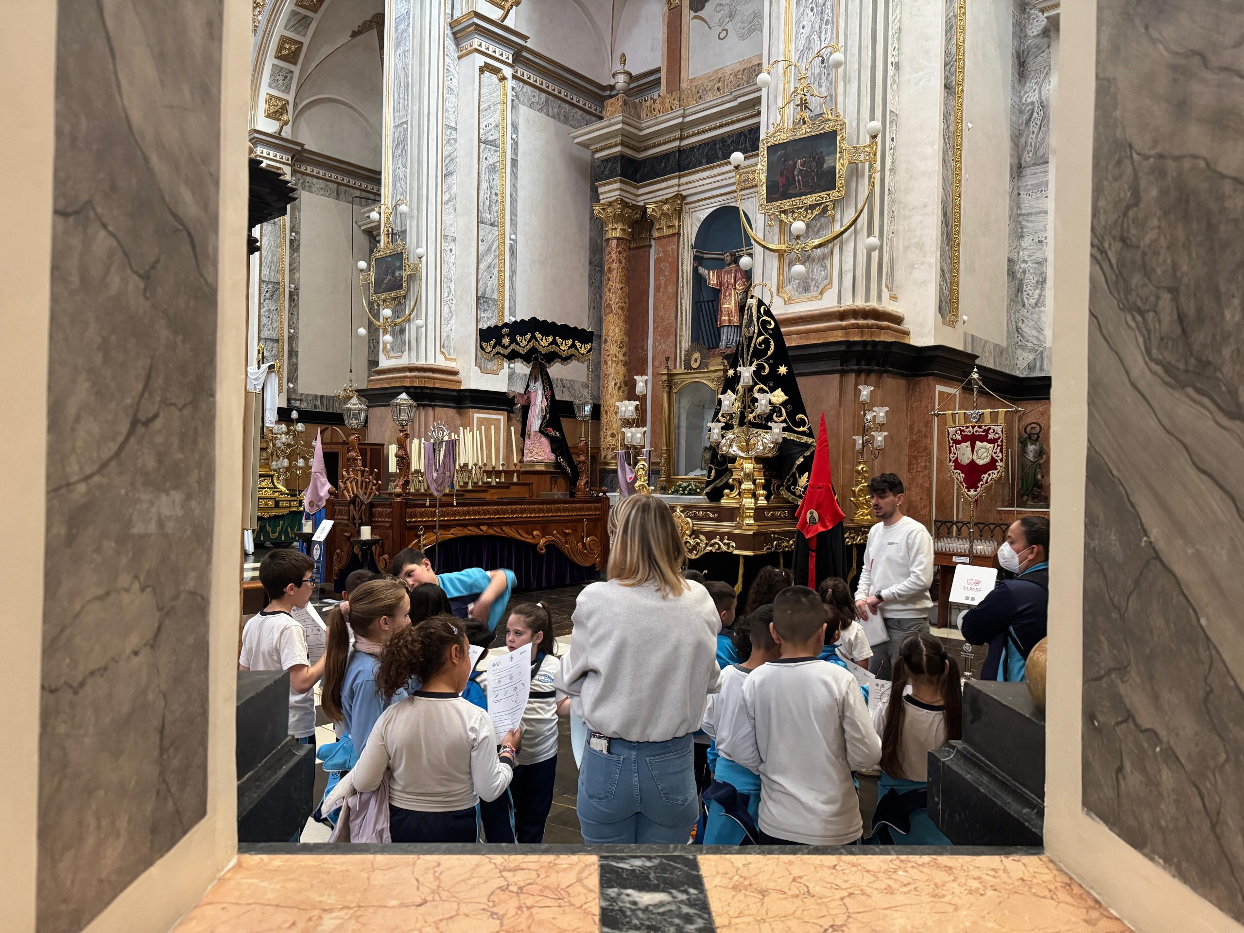 Els escolars de Vila-real descobreixen el patrimoni i història de la Setmana Santa a través de visites guiades