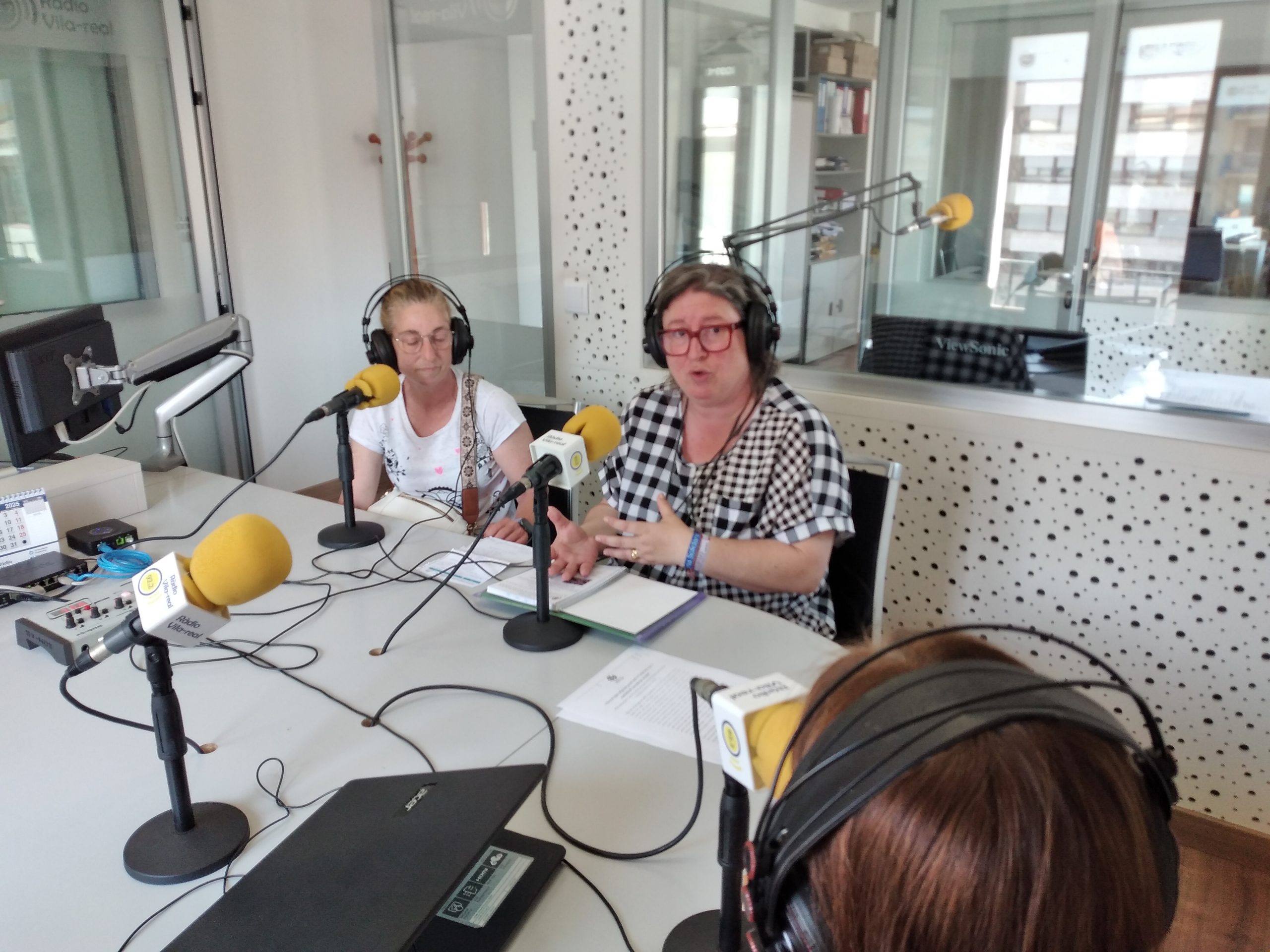 Parlem amb Montse Edo i Lidia Marimon membres de l´associació d´alumnes CFPA antiga panderola