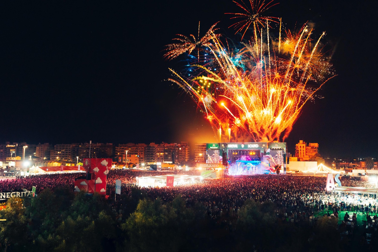 Burriana i Arenal Sound preparen l’edició 2025 del multitudinari festival per a millorar l’experiència de veïns i assistents