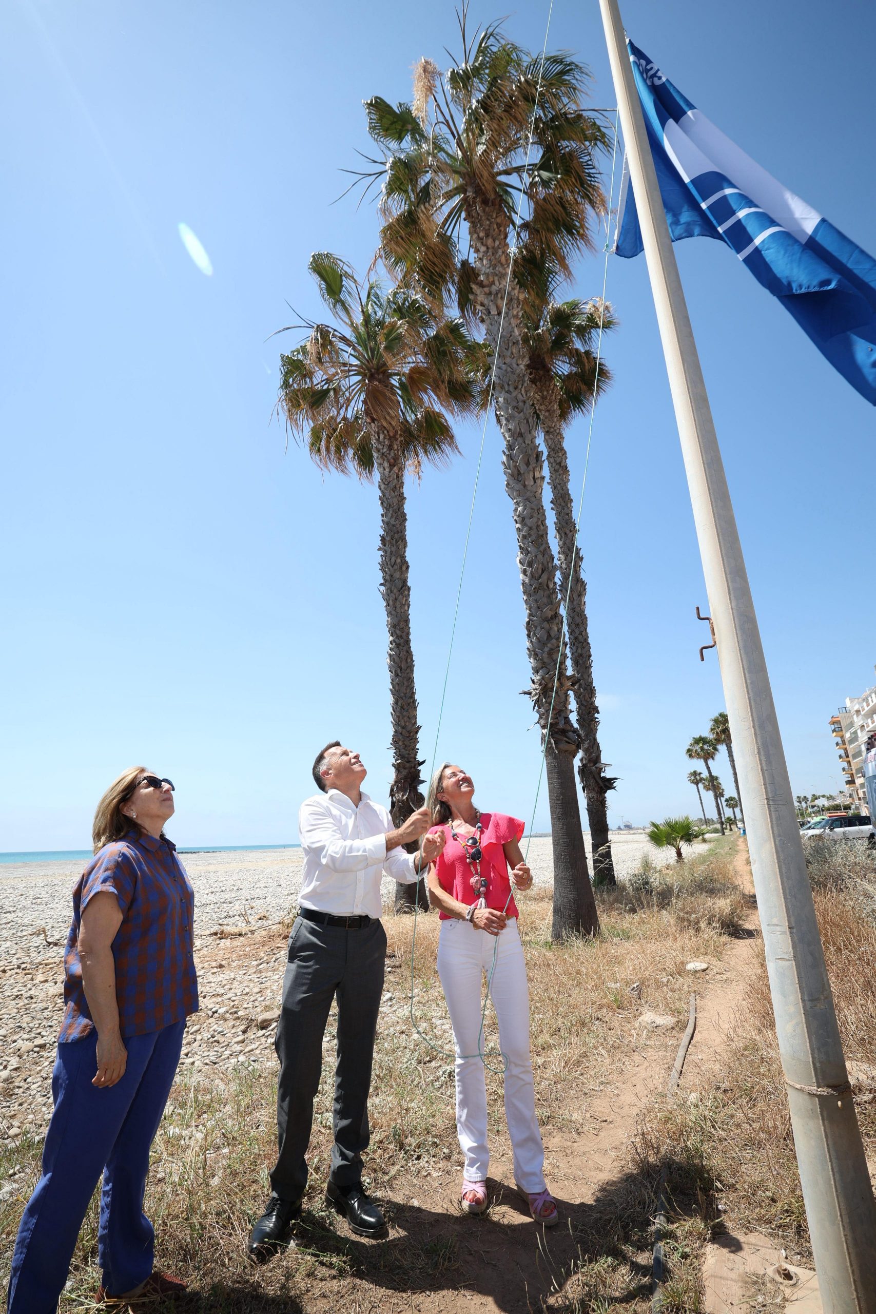 Burriana hissa per primera vegada tres Banderes Blaves per a les seues platges del Grau, Malva-rosa i L’Arenal