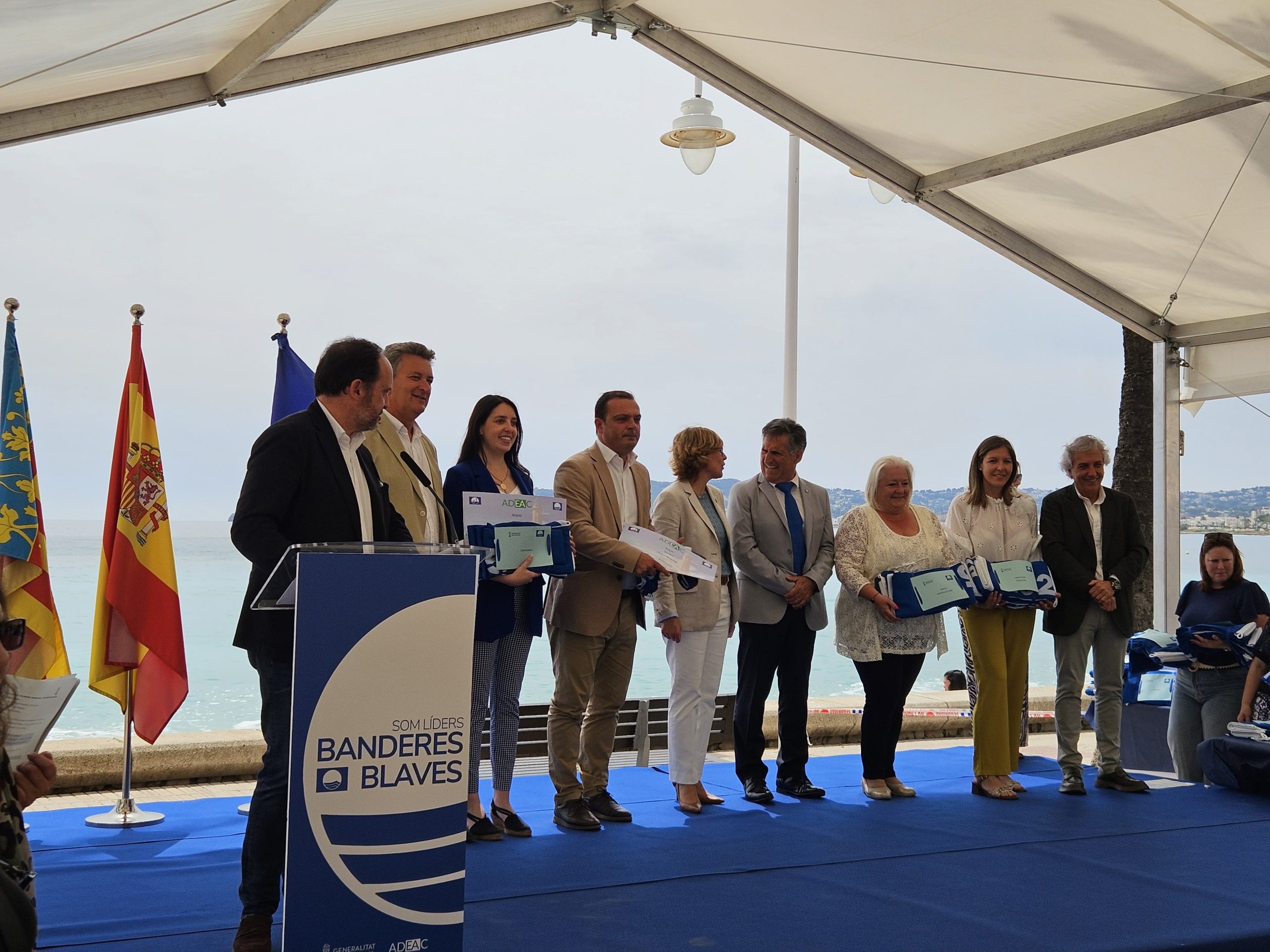 Oropesa del Mar revalida un año más sus cinco Banderas Azules: cuatro para todas sus playas y una para el puerto deportivo
