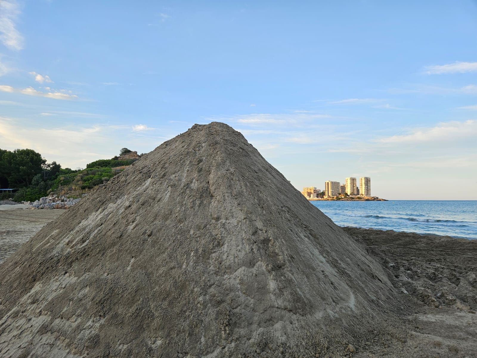 Oropesa del Mar inicia los trabajos de trasvase de arena desde Cala Retor para regenerar las playas del norte del municipio