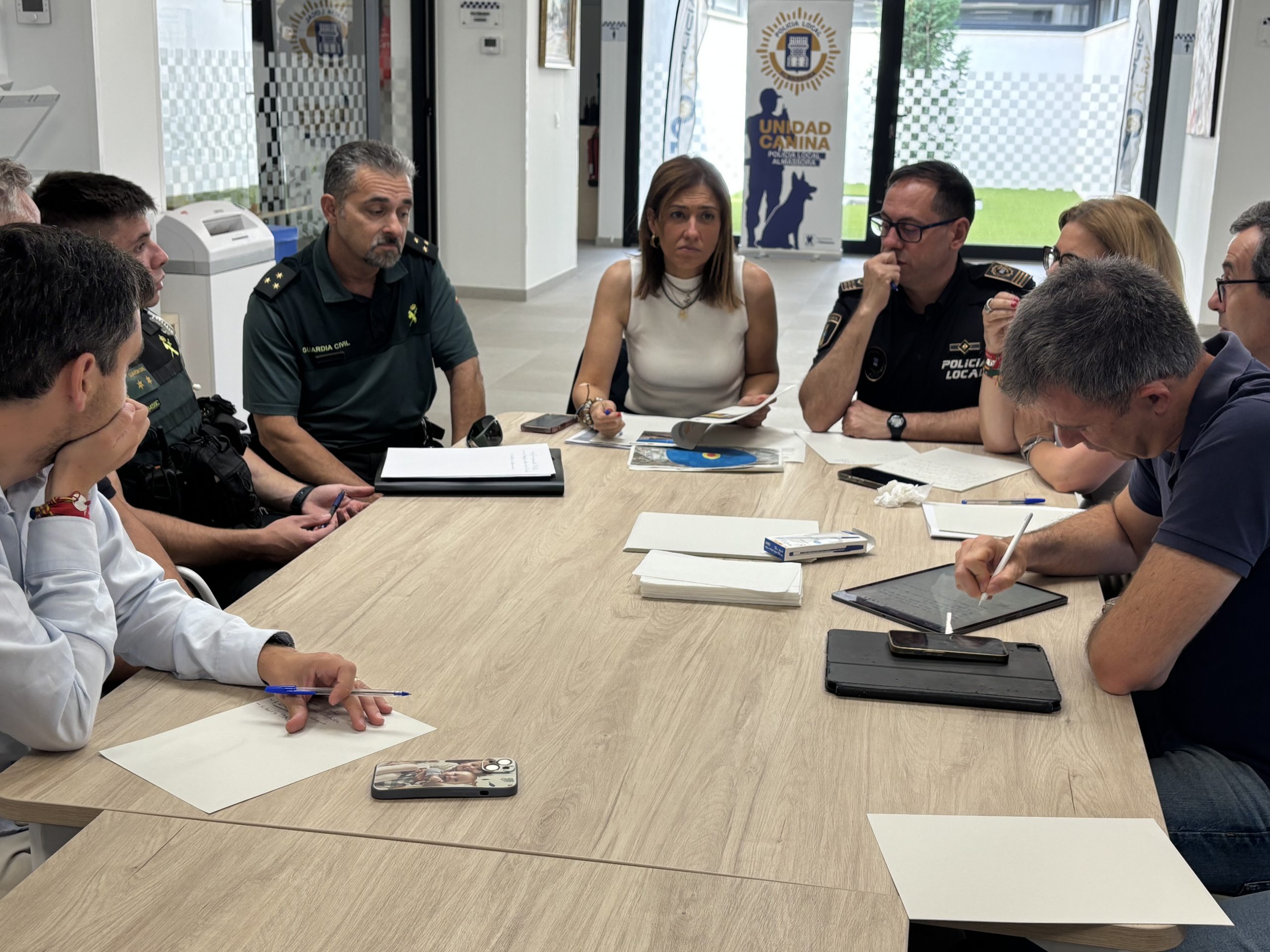 El Ayuntamiento de Almassora ha reunido al Centro de Coordinación Operativa Municipal (Cecopal) para analizar la situación actual, siguiendo el protocolo, después de que se haya declarado un incendio en una nave industrial situada en el polígono Vía Europa