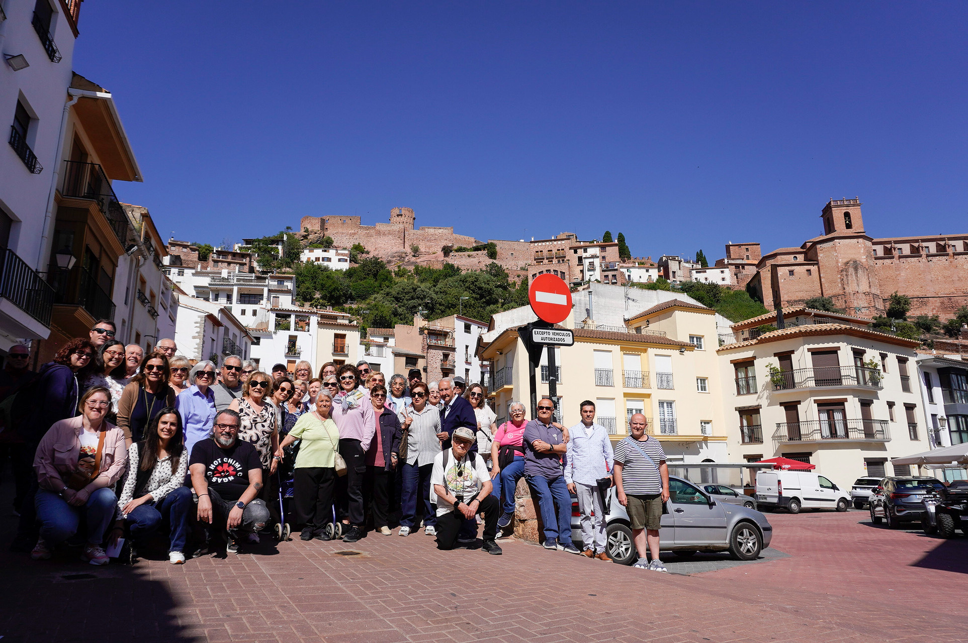 Vilafamés rep la visita de l’Escola d’Adults de Sedaví en un matí de germanor entre els pobles