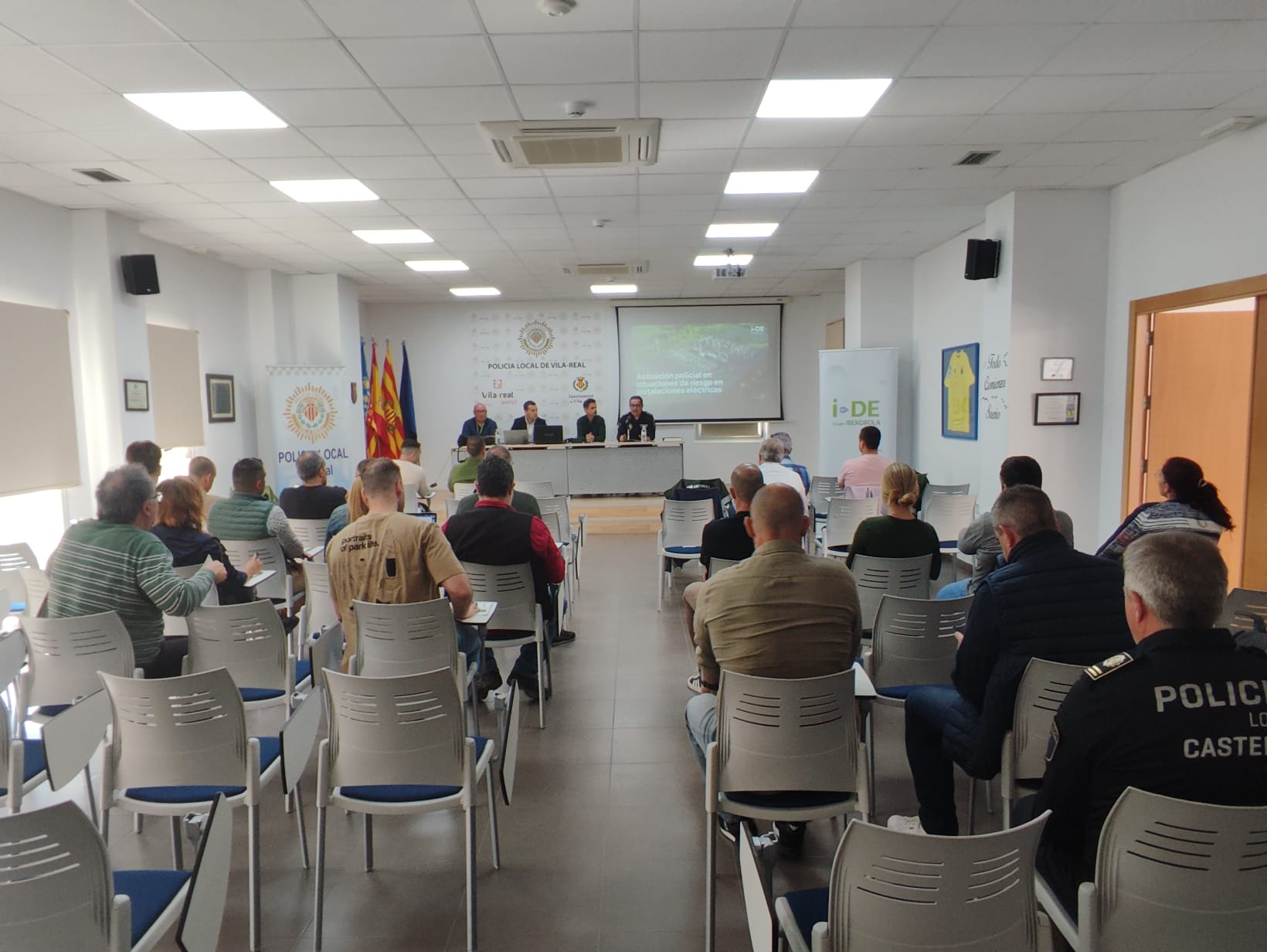 La Policia Local de Vila-real forma 30 persones en riscos elèctrics