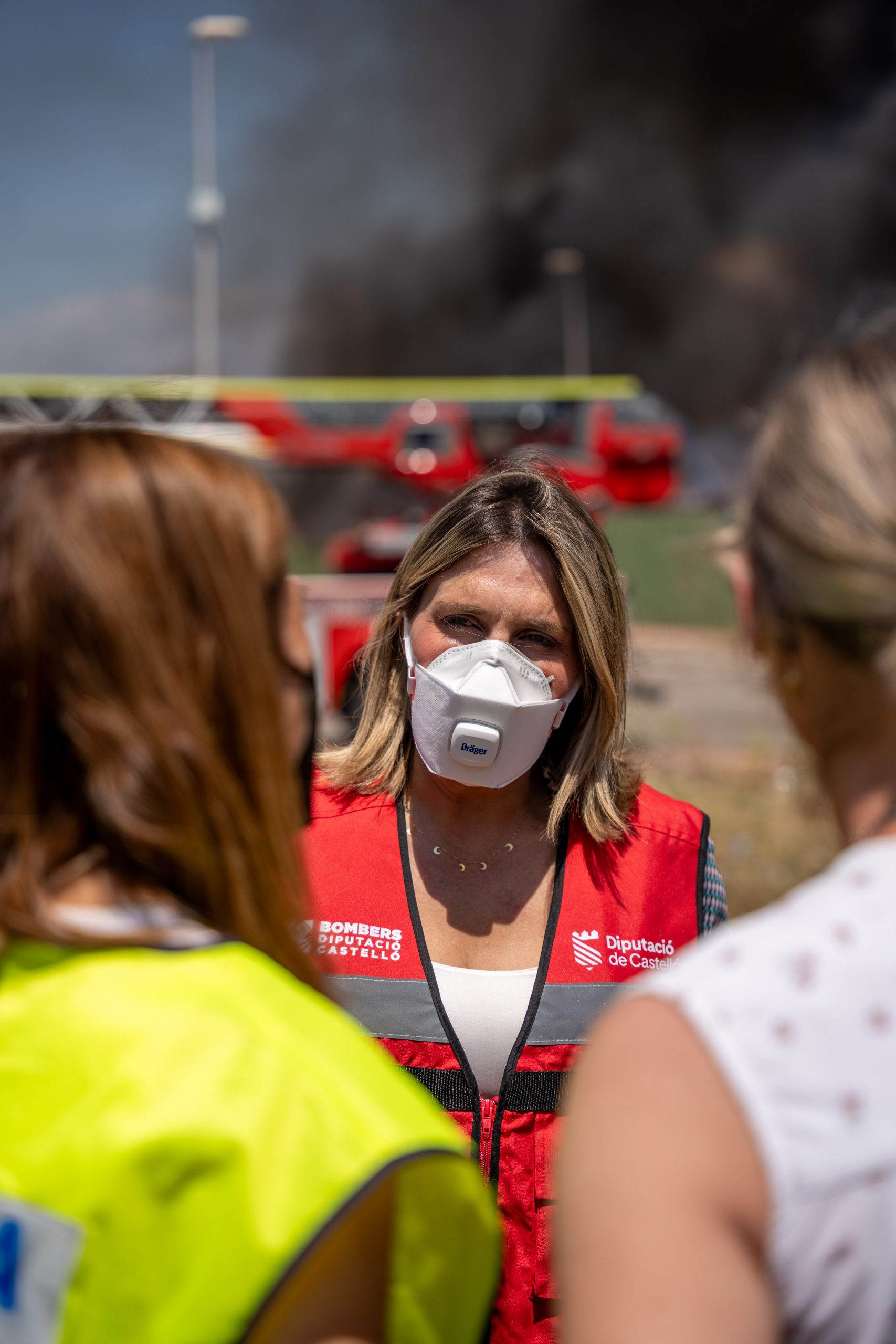 El Consorci Provincial de Bombers treballa amb un ampli dispositiu en l’incendi industrial d’Almassora