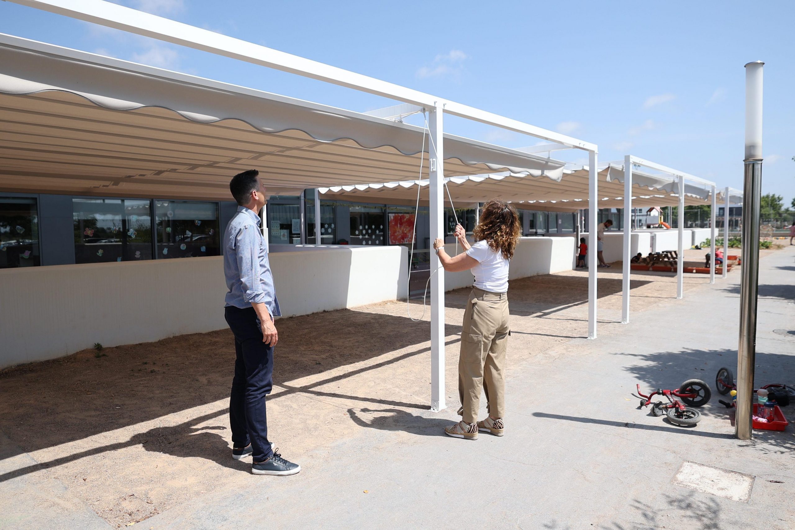 Burriana instal·la tendals en el CEIP Cardenal Tarancón per a protegir els alumnes del sol i reduir la temperatura