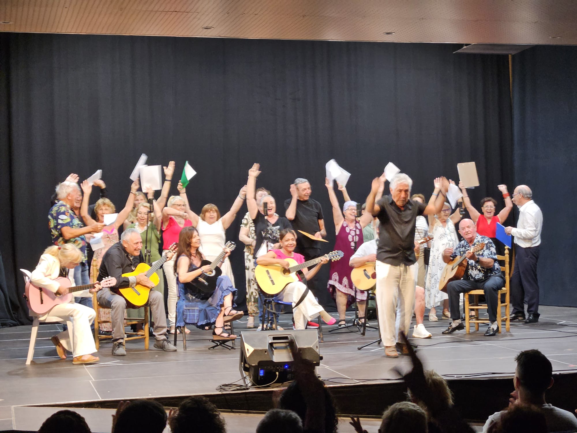Los usuarios del Centro Integral de Mayores de Oropesa del Mar han celebrado su actuación de fin de curso con una muestra de talento, creatividad y vida activa