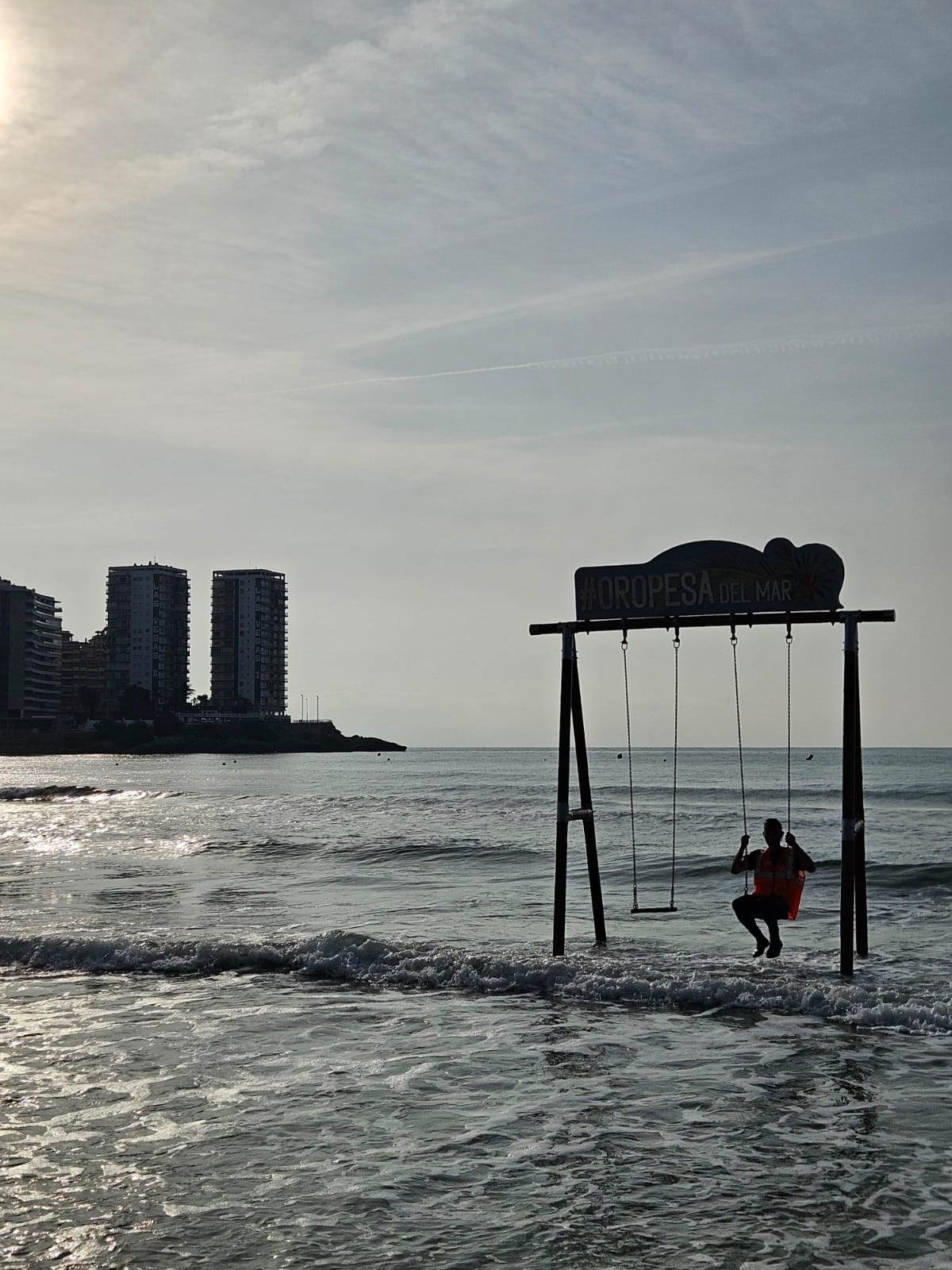 Oropesa del Mar instala de nuevo su icónico columpio acuático en la Playa de La Concha, uno de los grandes reclamos turísticos del verano