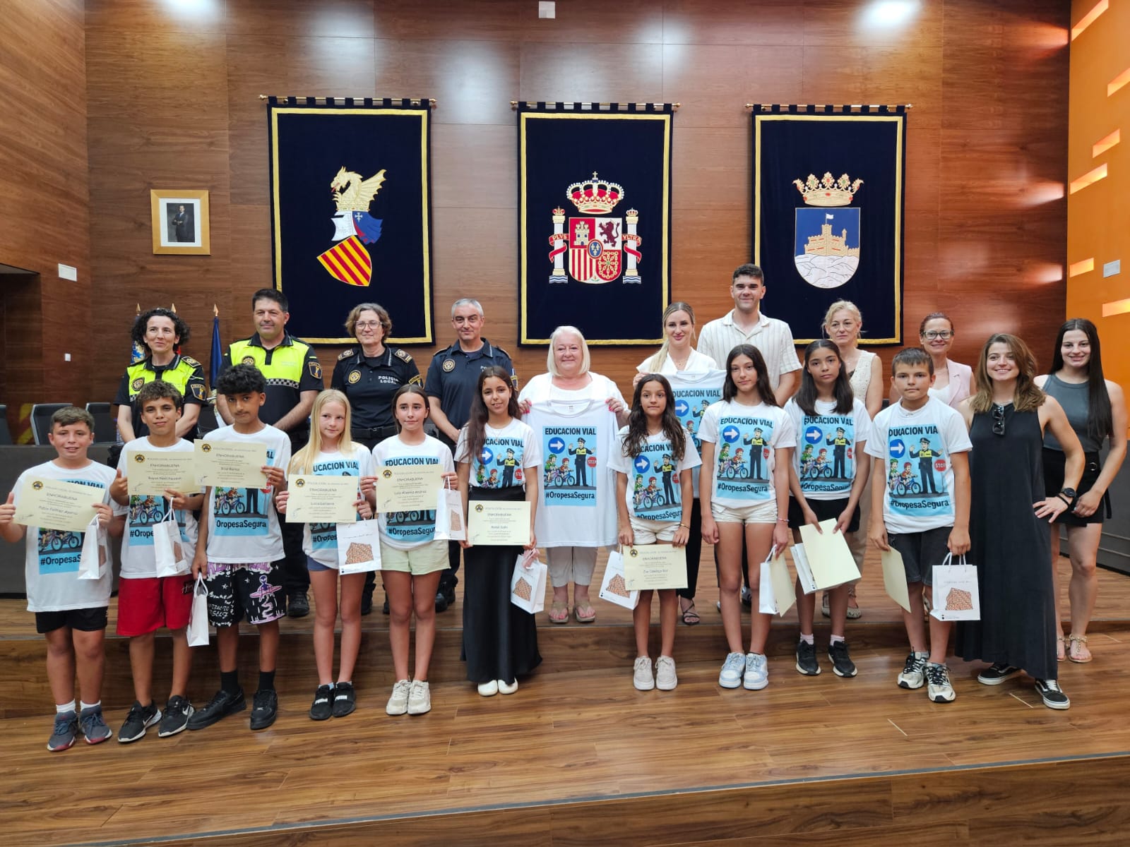 El Ayuntamiento de Oropesa del Mar entrega a los alumnos de Primaria los diplomas del curso de Educación Vial impartido por la Policía Local