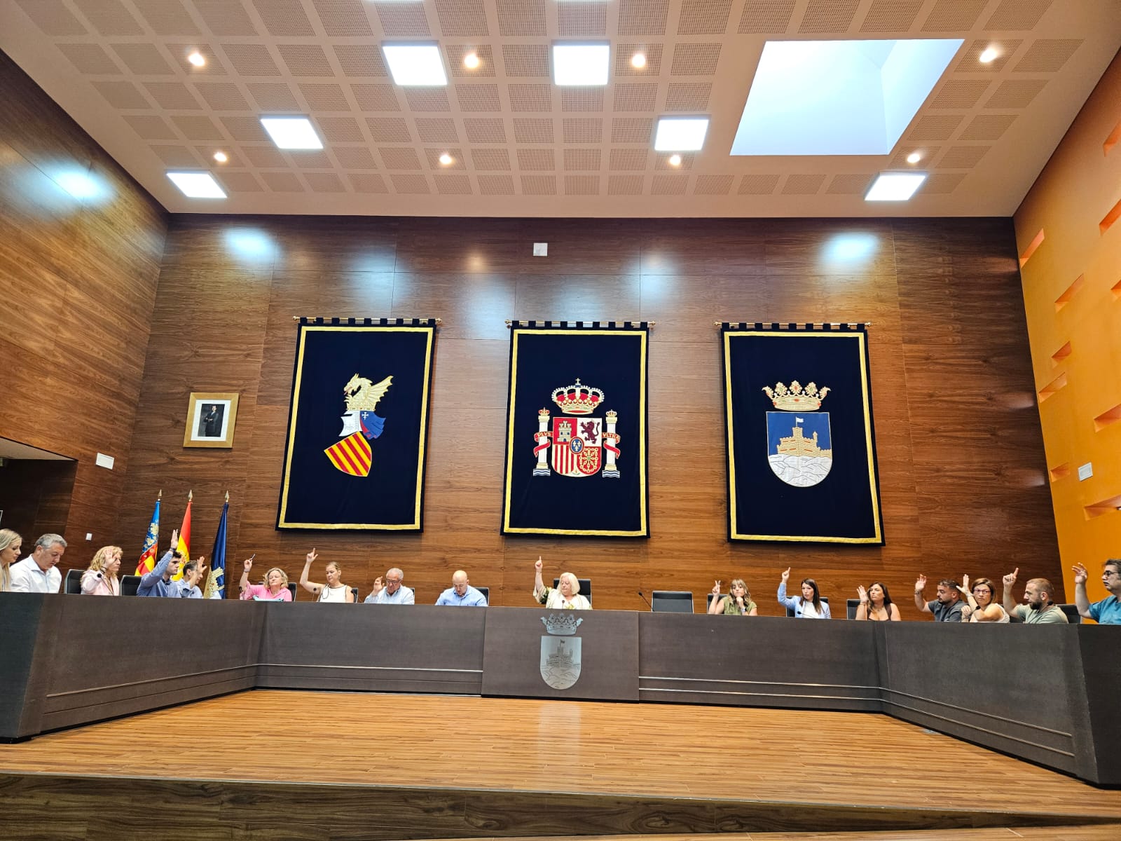 El pleno extraordinario de Oropesa del Mar aprueba el PACES y su adhesión a la Red REDEL