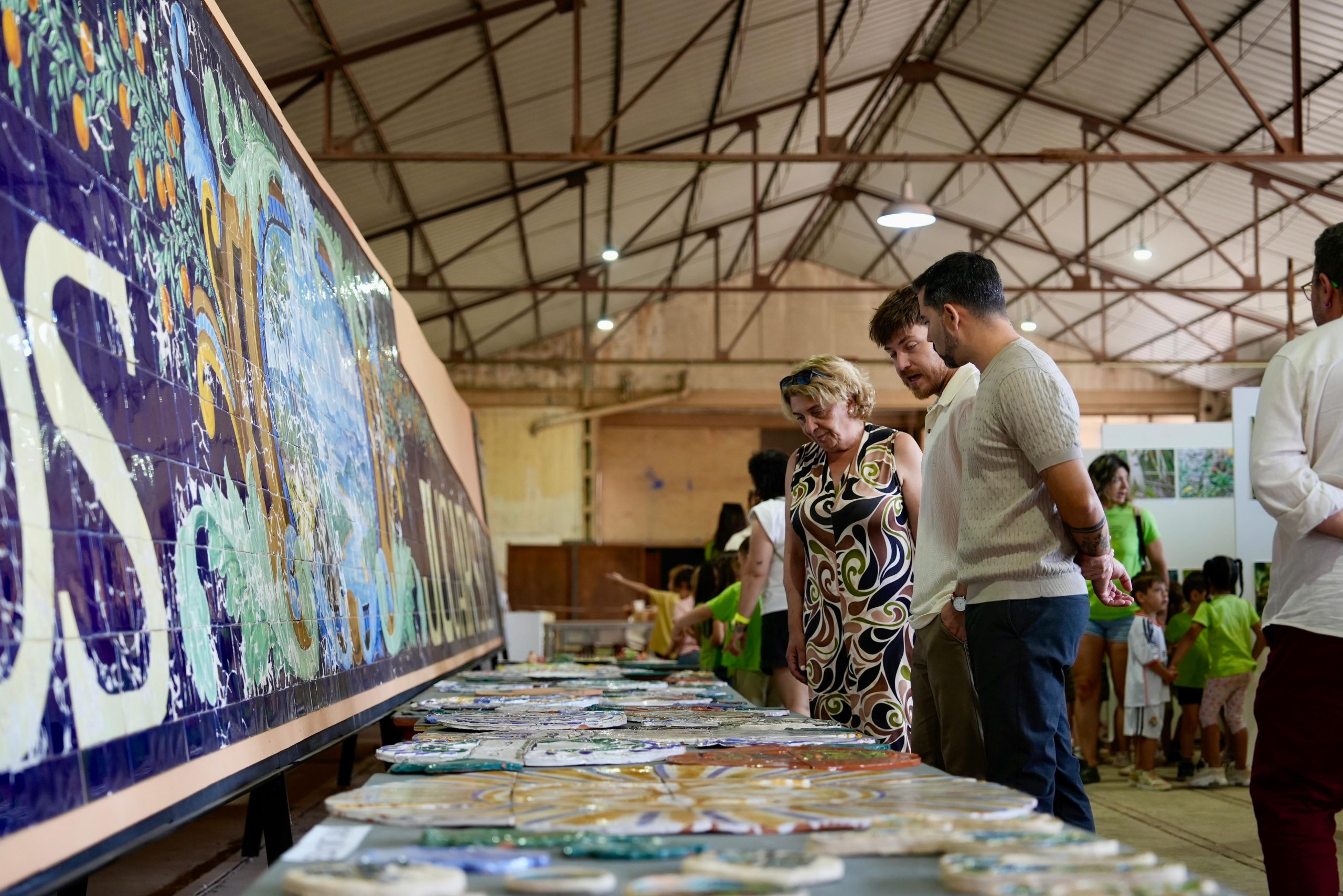 L’Alcora presenta un gran mural ceràmic que recorre la història de la ceràmica universal i local