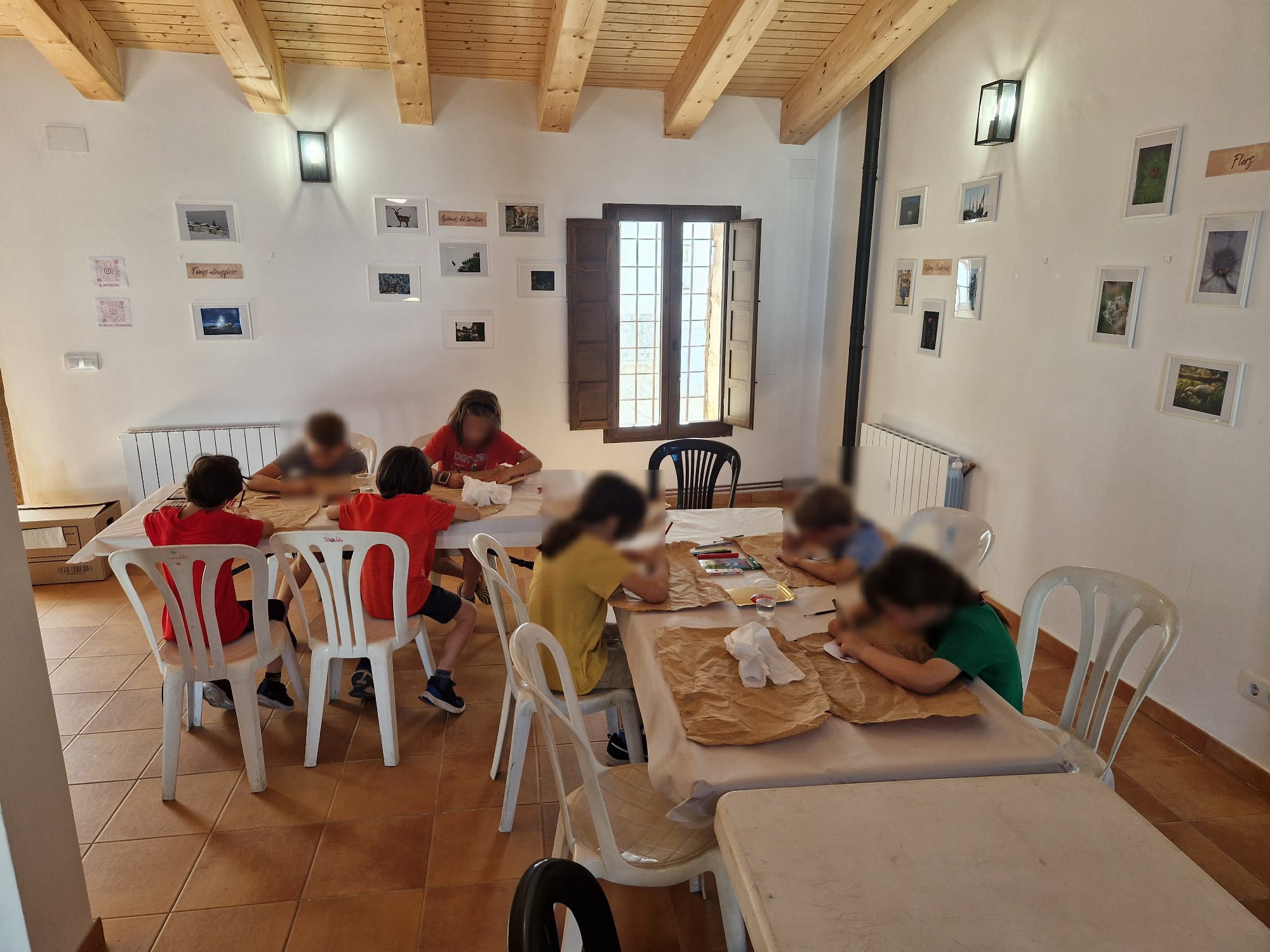 Vistabella viatja a la prehistòria amb un taller de pintures rupestres per a xiquets i xiquetes