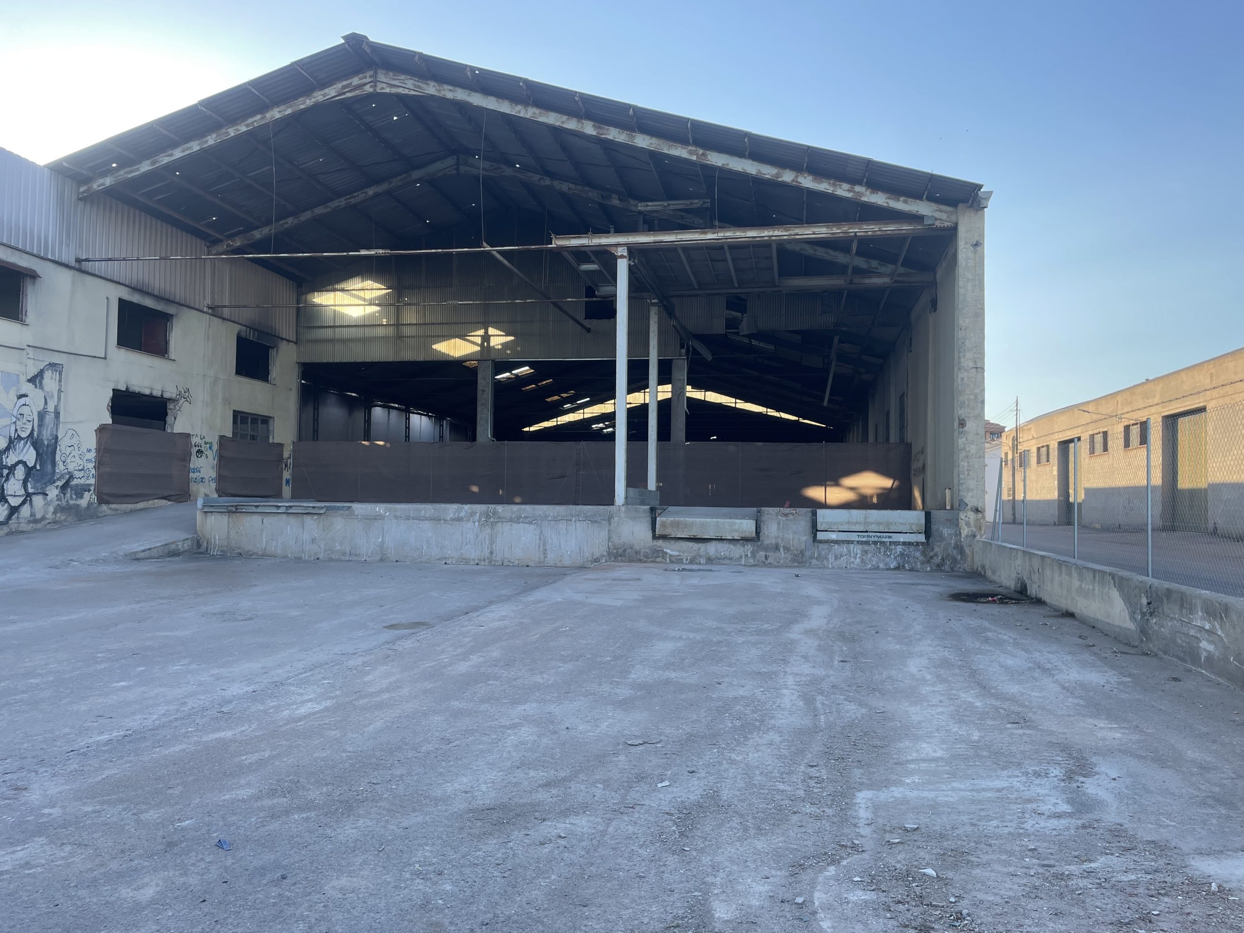 Vila-real aconsegueix la neteja, clos i segellament de l’antic magatzem de Benjamín Beltrán