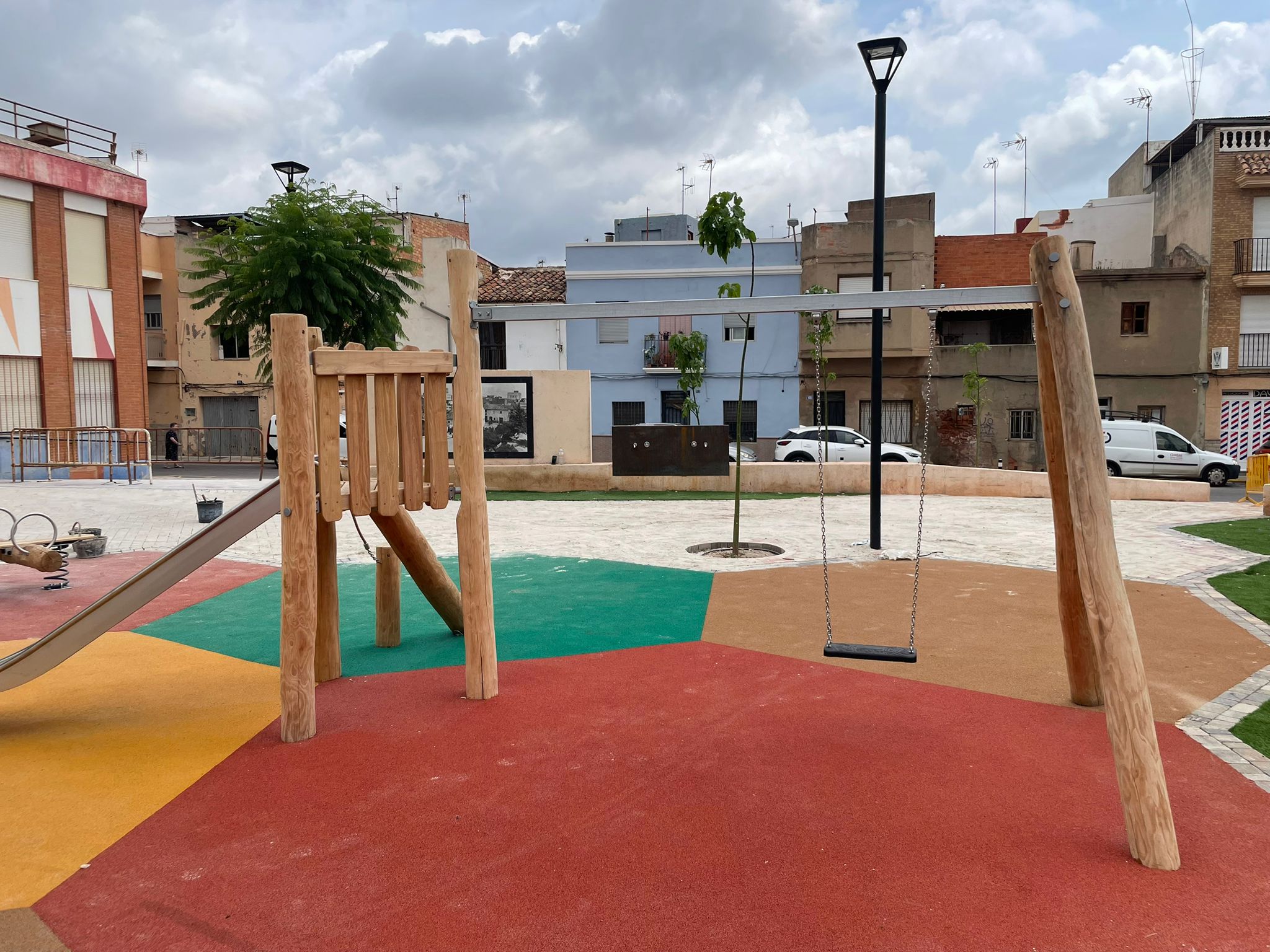 Betxí inaugura la nova plaça Manuel Escobedo amb un acte festiu i la presentació del mural ‘El ritme de la vida’
