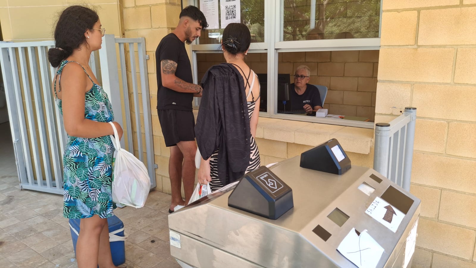 Instal·lació lectors QR piscina del Termet