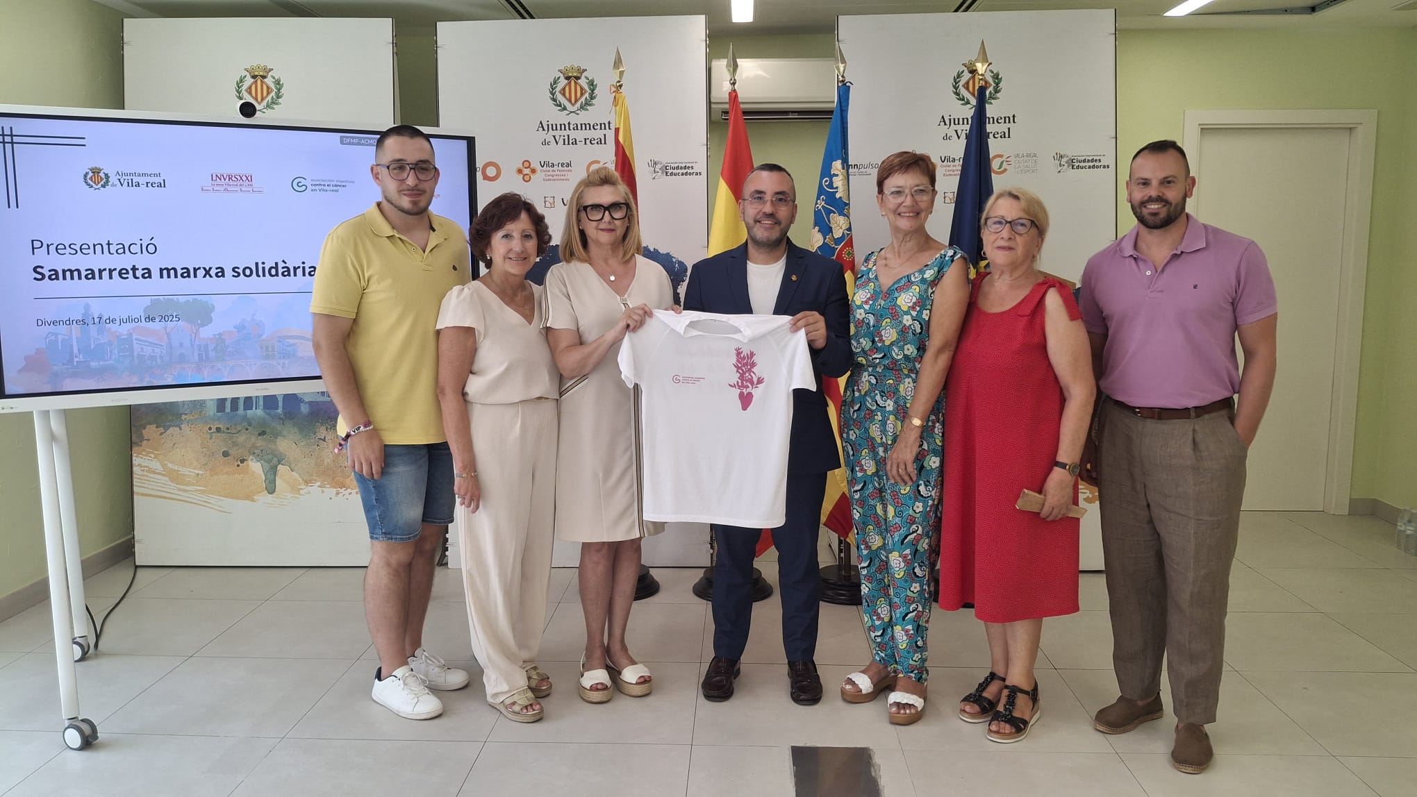 Vila-real presenta la IX Marxa solidària contra el càncer de l'AECC que lluirà una samarreta dissenyada per la  reconeguda artista Paula Bonet
