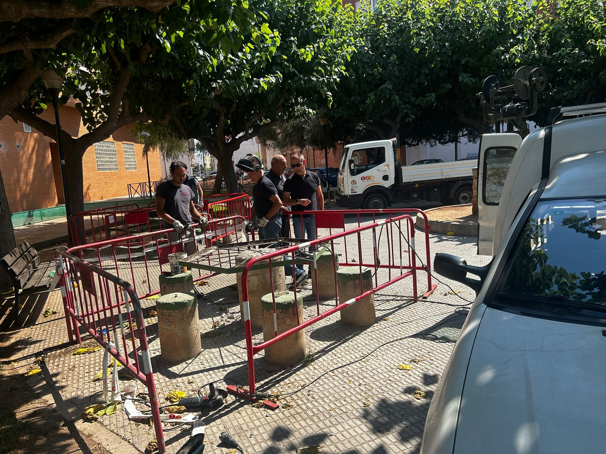 Vila-real renova tres taules de formigó armat al parc de l’Arbre del Desmai i al Termet