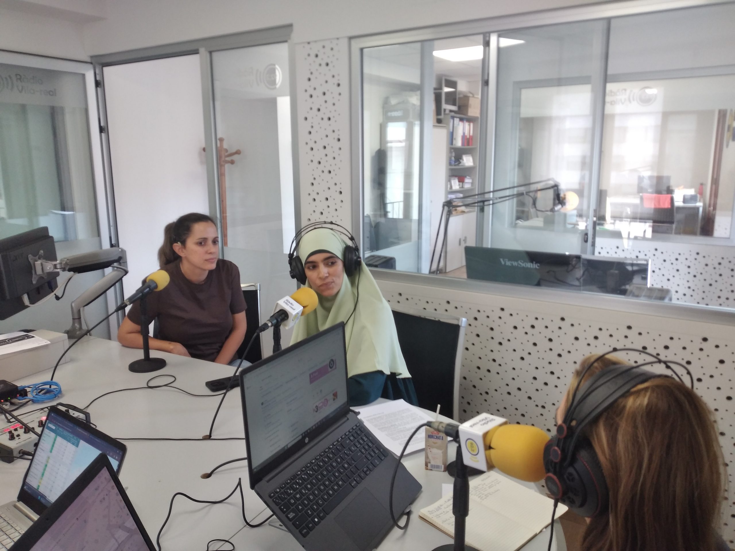 Comença «curs de llengua de signes», parlem amb Noemí del Rio i Dunia Mohamed d´Apesovil