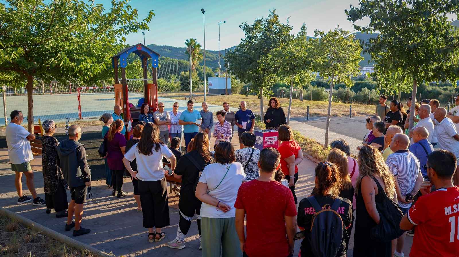 Ballester y su equipo escuchan a los vecinos del Monteblanco en una nueva edición de ‘Barri a Barri’