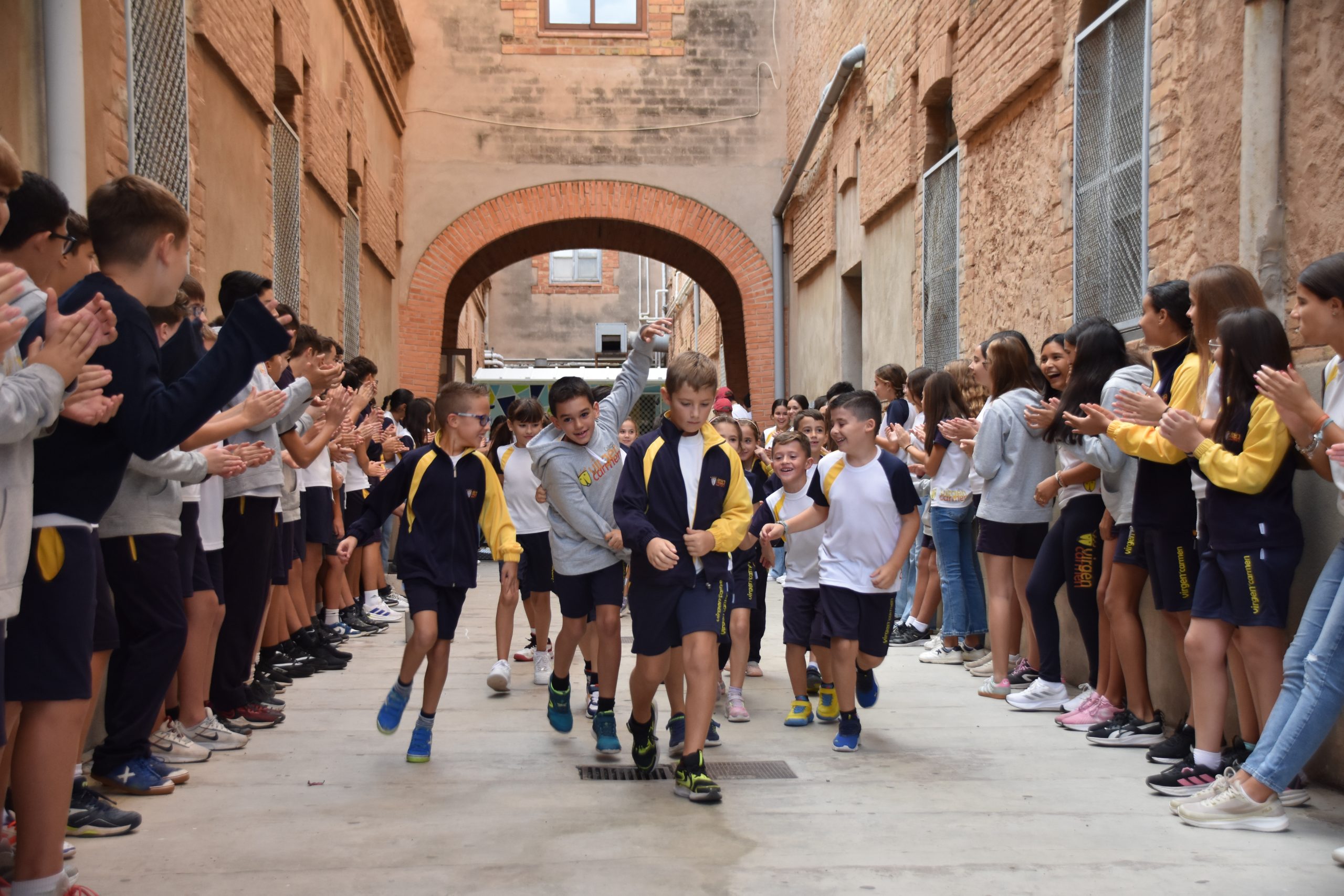 El Colegio Virgen del Carmen de Vila-real para el ritmo de las clases para disfrutar de un día lleno de actividades, dinámicas y juegos para celebrar el Día Carmelita.