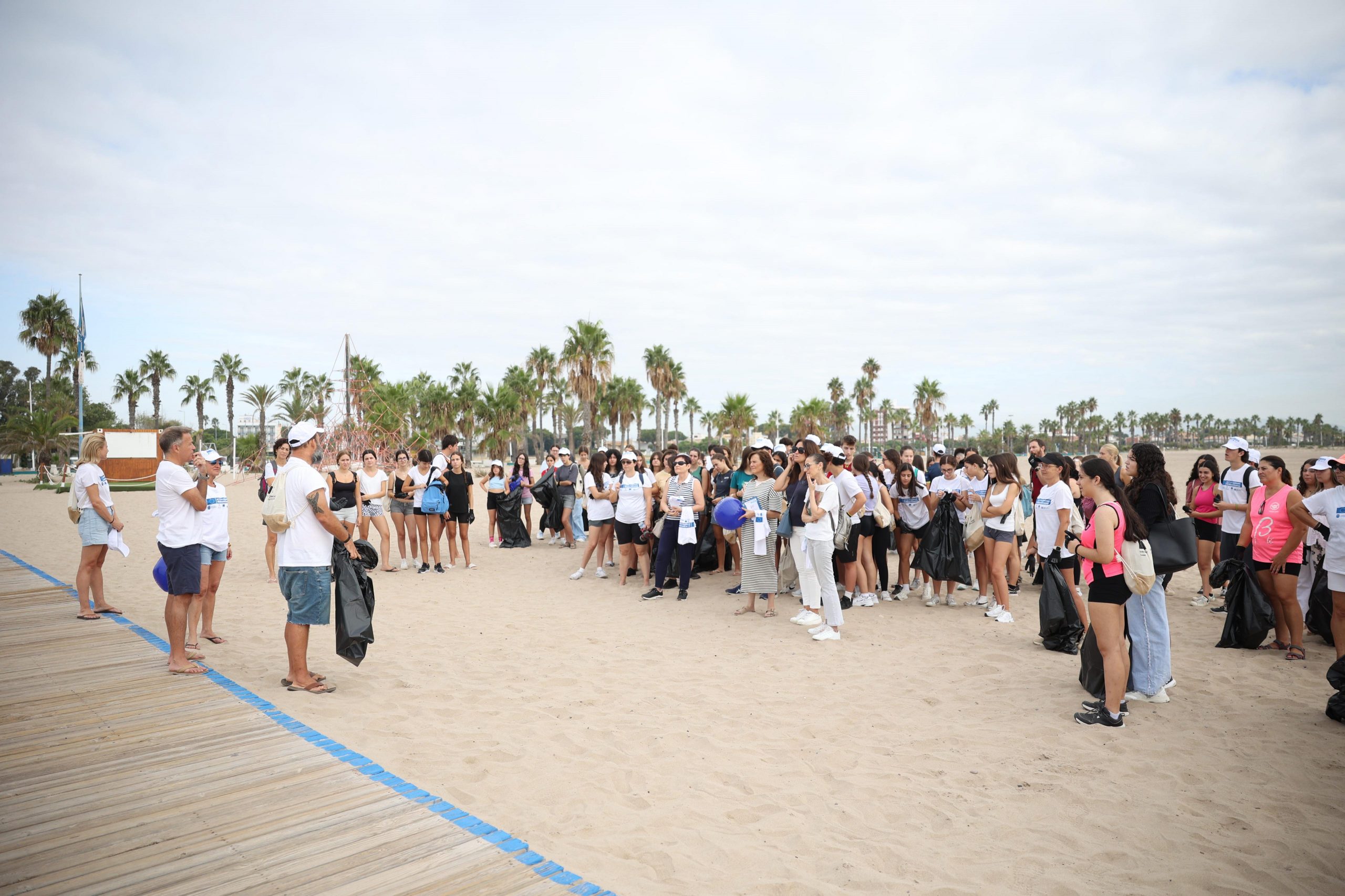 Burriana participa un any més en la campanya europea #EUBeachCleanup amb una jornada de neteja i sensibilització a les seues platges