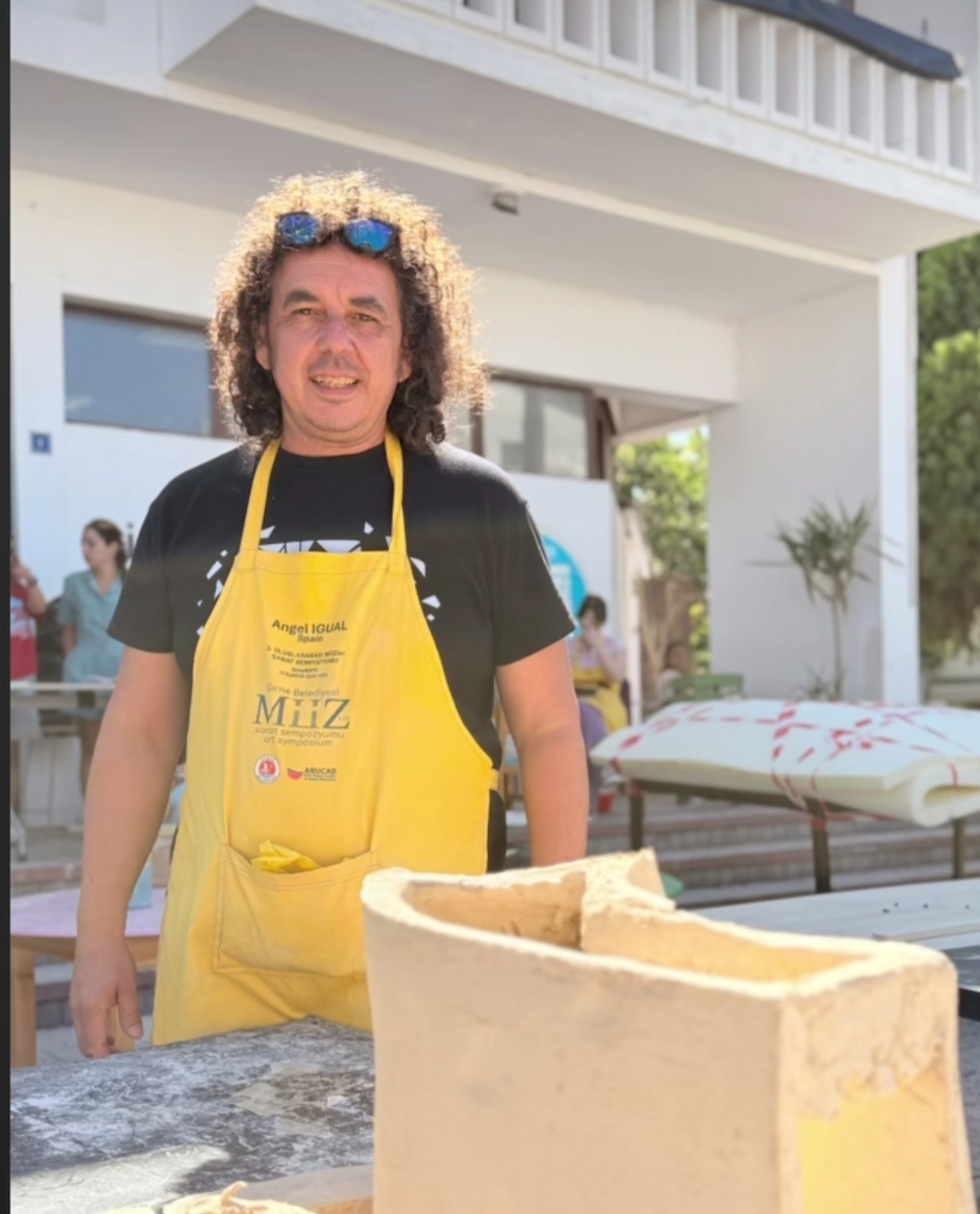 El ceramista Ángel Igual instala una obra en Chipre con motivo de su participación en uno de los simposios internacionales más importantes del mundo